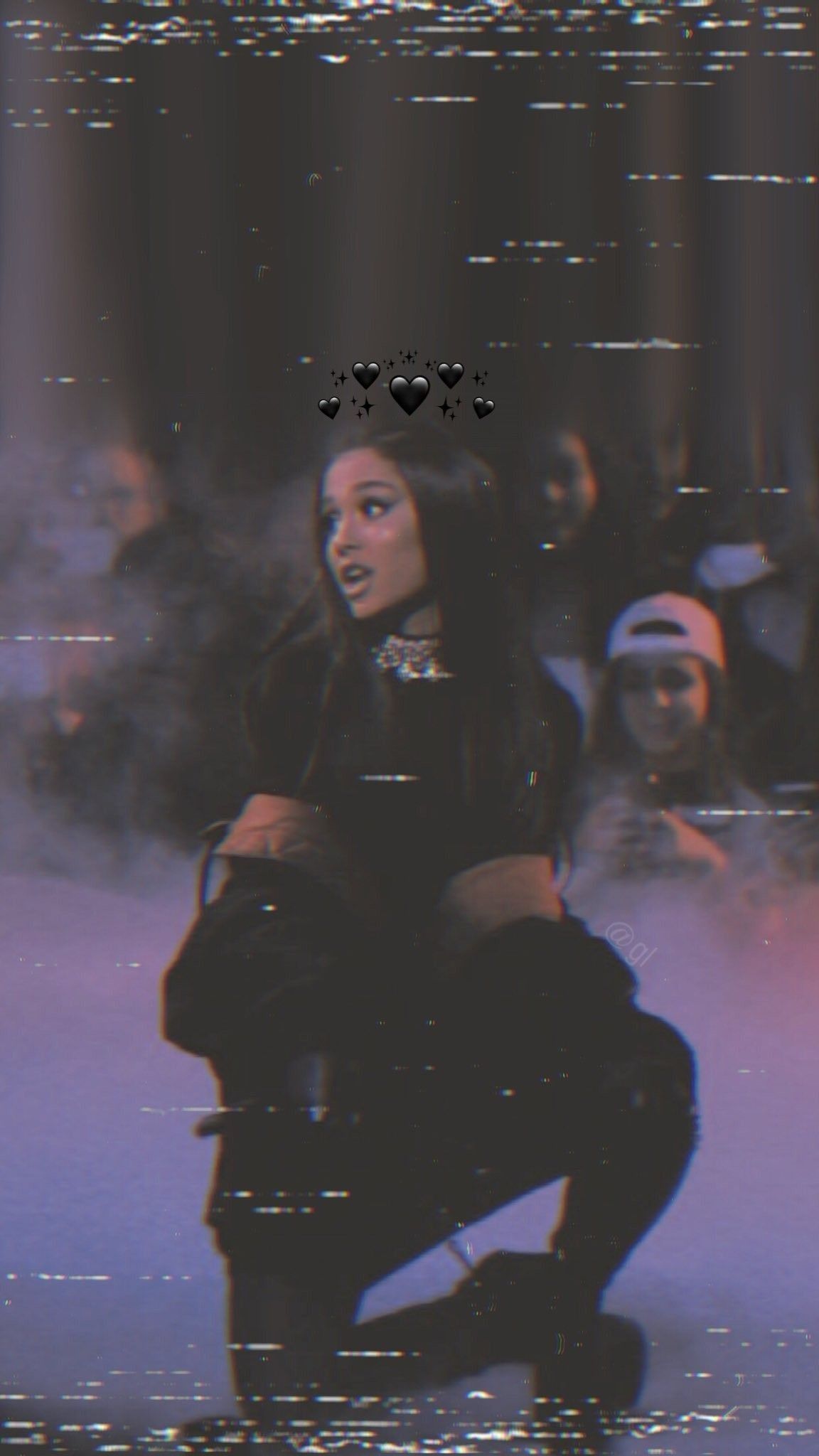 Ariana Grande, Glitch-Effekt, Dunkel, Hockend, Aesthetic, Full HD, iPhone-Hintergrundbild
