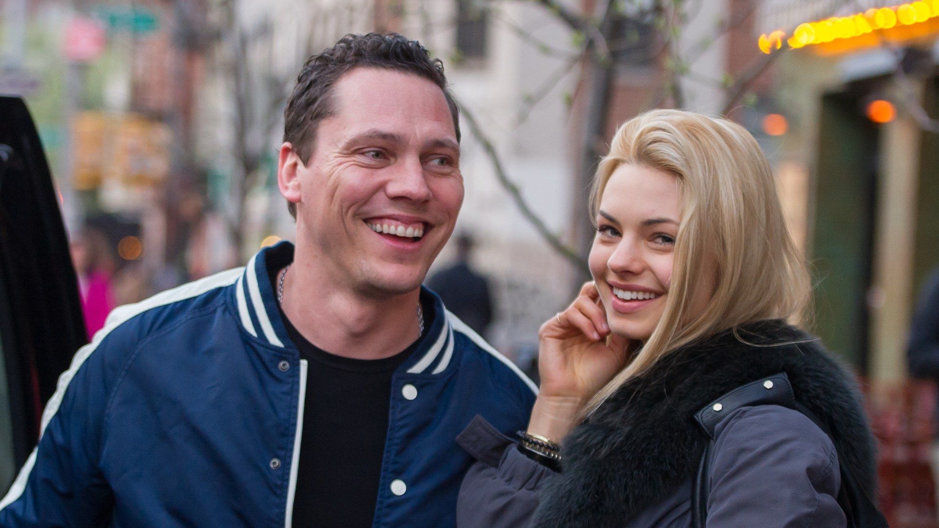 Tiësto, Paar, Lächeln, Straße, Blonde Frau, Full HD 1080p, Desktop-Hintergrundbild