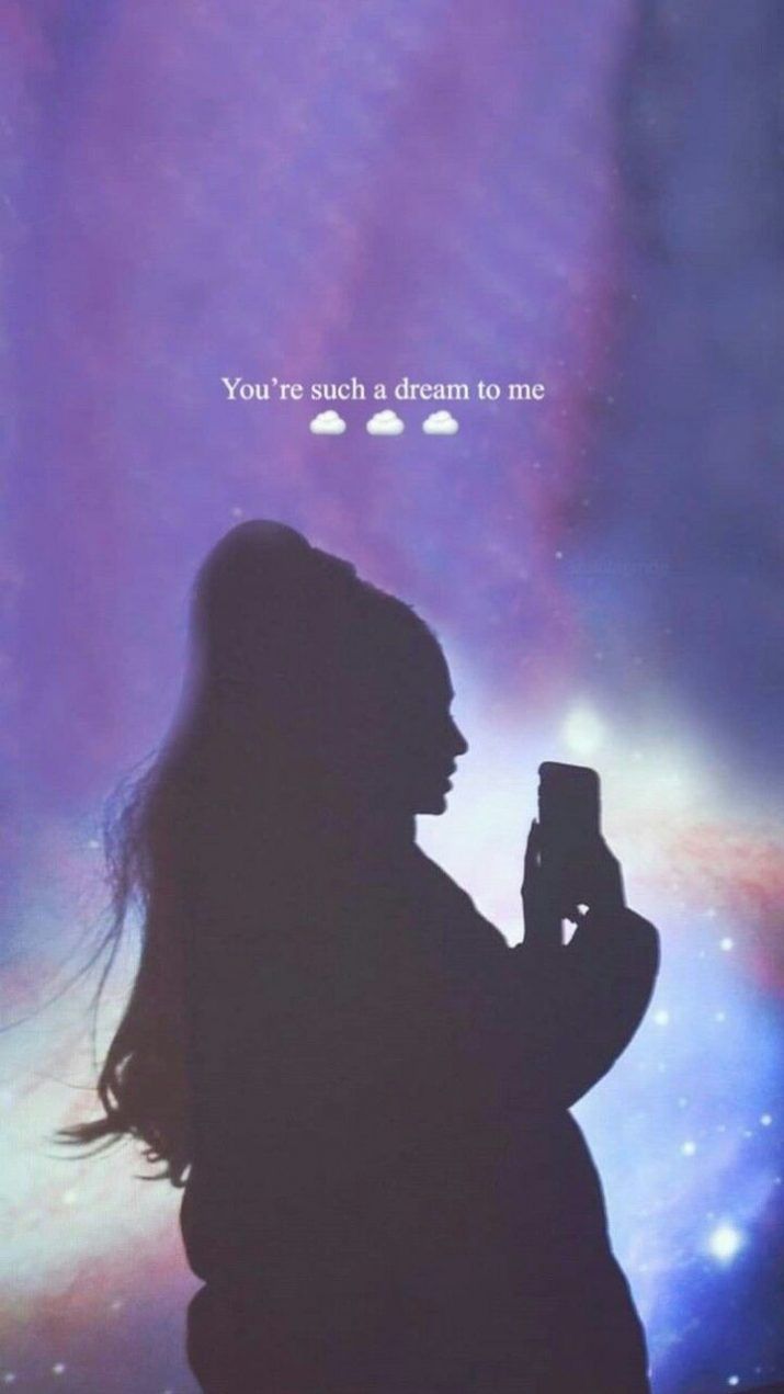 Ariana Grande, Silhouette, Lila, Bühnenlicht, Zitat, Hochformat, Hintergrundbild fürs Smartphone