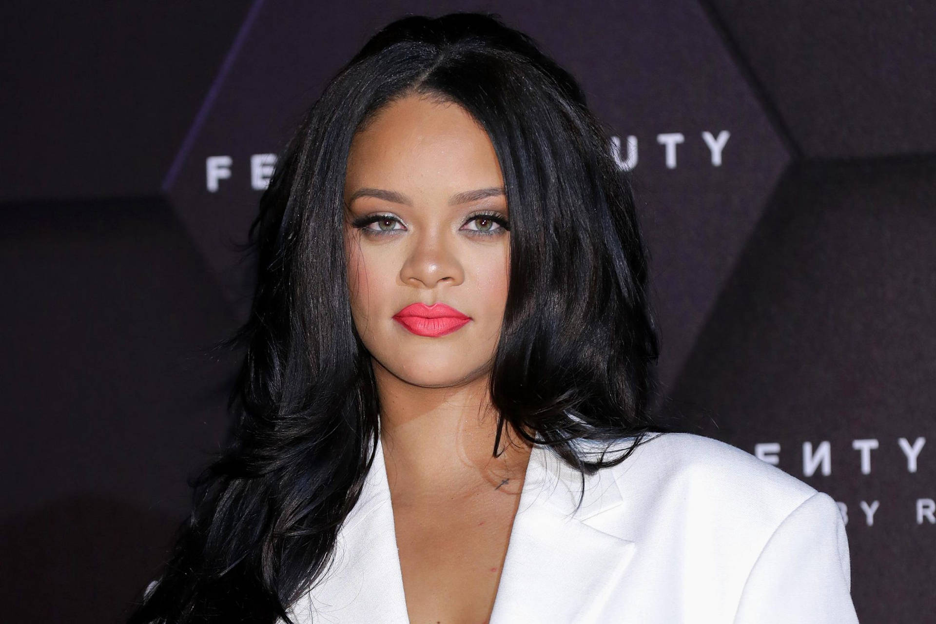 Rihanna, Fenty Beauty, Weißer Blazer, Roter Lippenstift, Event, Full-HD-Hintergrundbild für PC