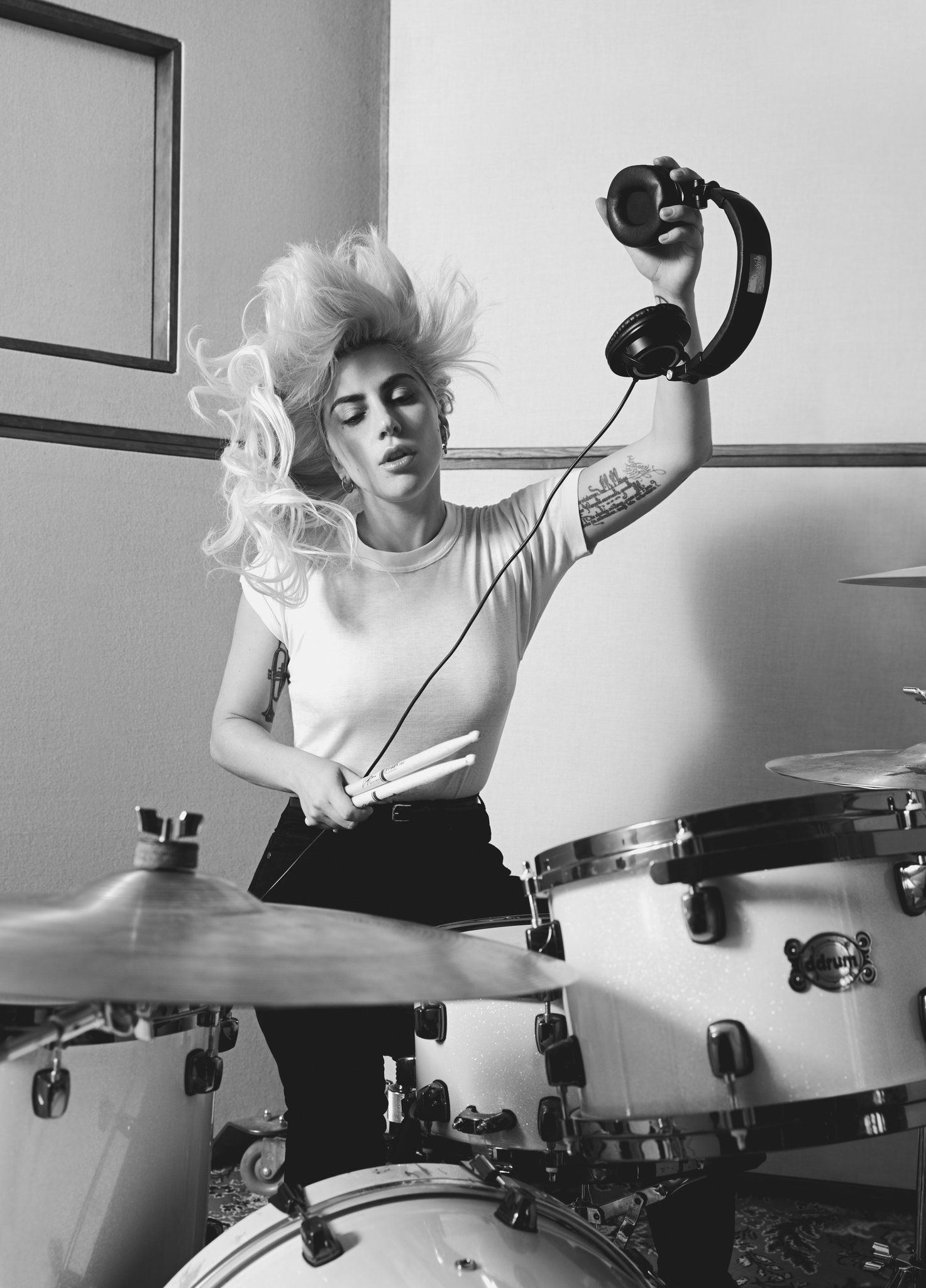 Lady Gaga, Schlagzeug, Telefonhörer, Schwarzweiß, Retro, QHD+, iPad-Hintergrundbild