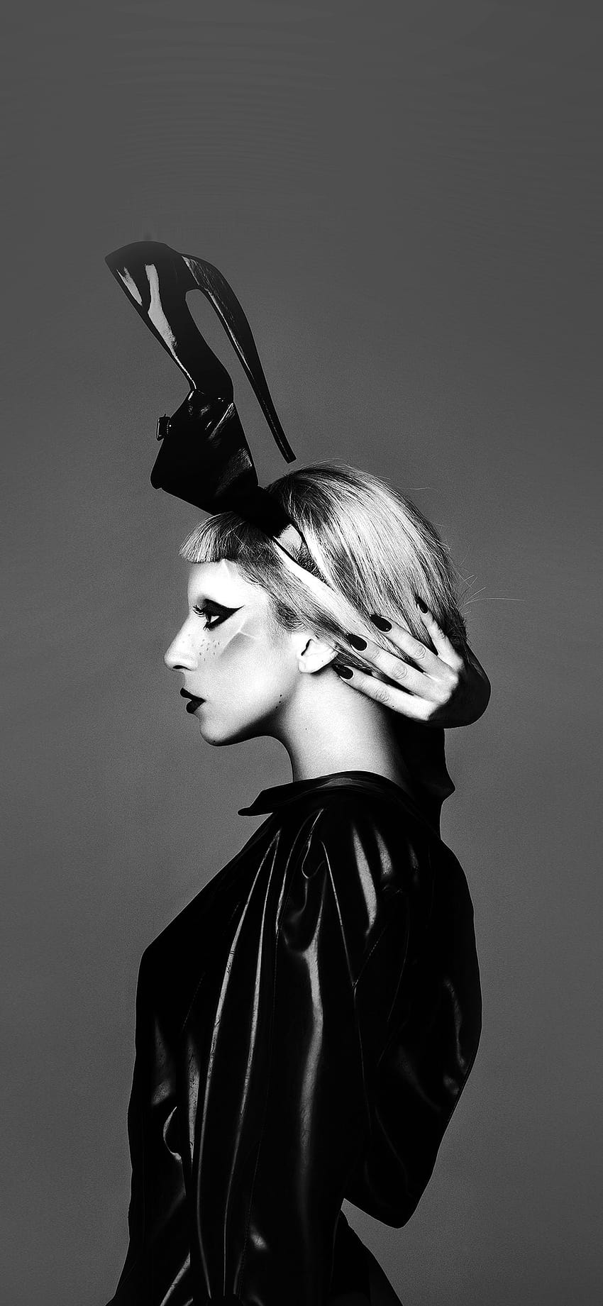 Lady Gaga, Profil, Schwarzweiß, Haarschleife, Lederoutfit, Hintergrundbild fürs Handy