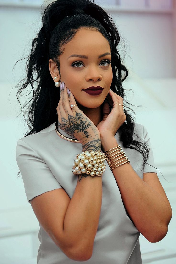 Rihanna, Dunkler Lippenstift, Pferdeschwanz, Tattoos, Hochformat, Hintergrundbild fürs Smartphone