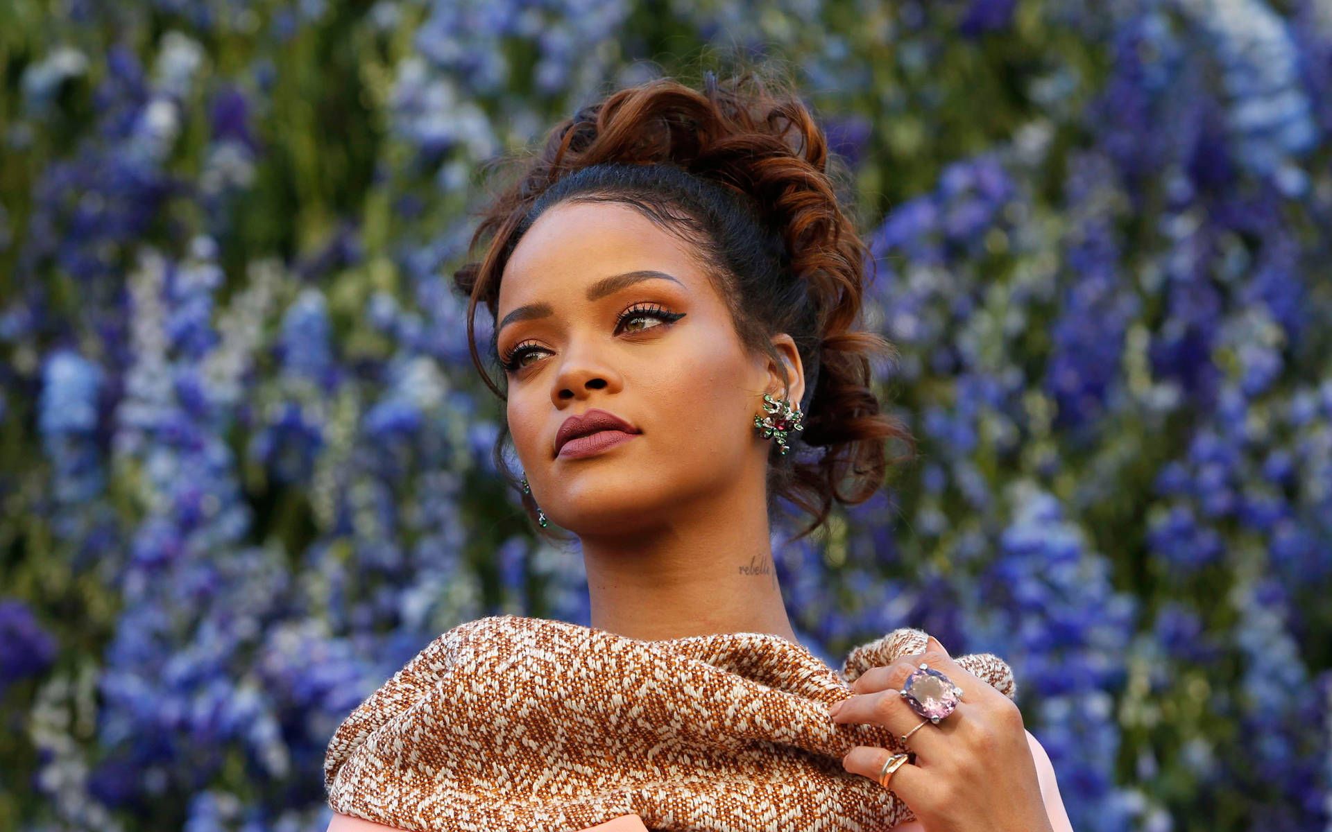 Rihanna, Blumenwand, Rittersporn, Modenschau, Lila, 16:10, Full-HD-Hintergrundbild für den Desktop