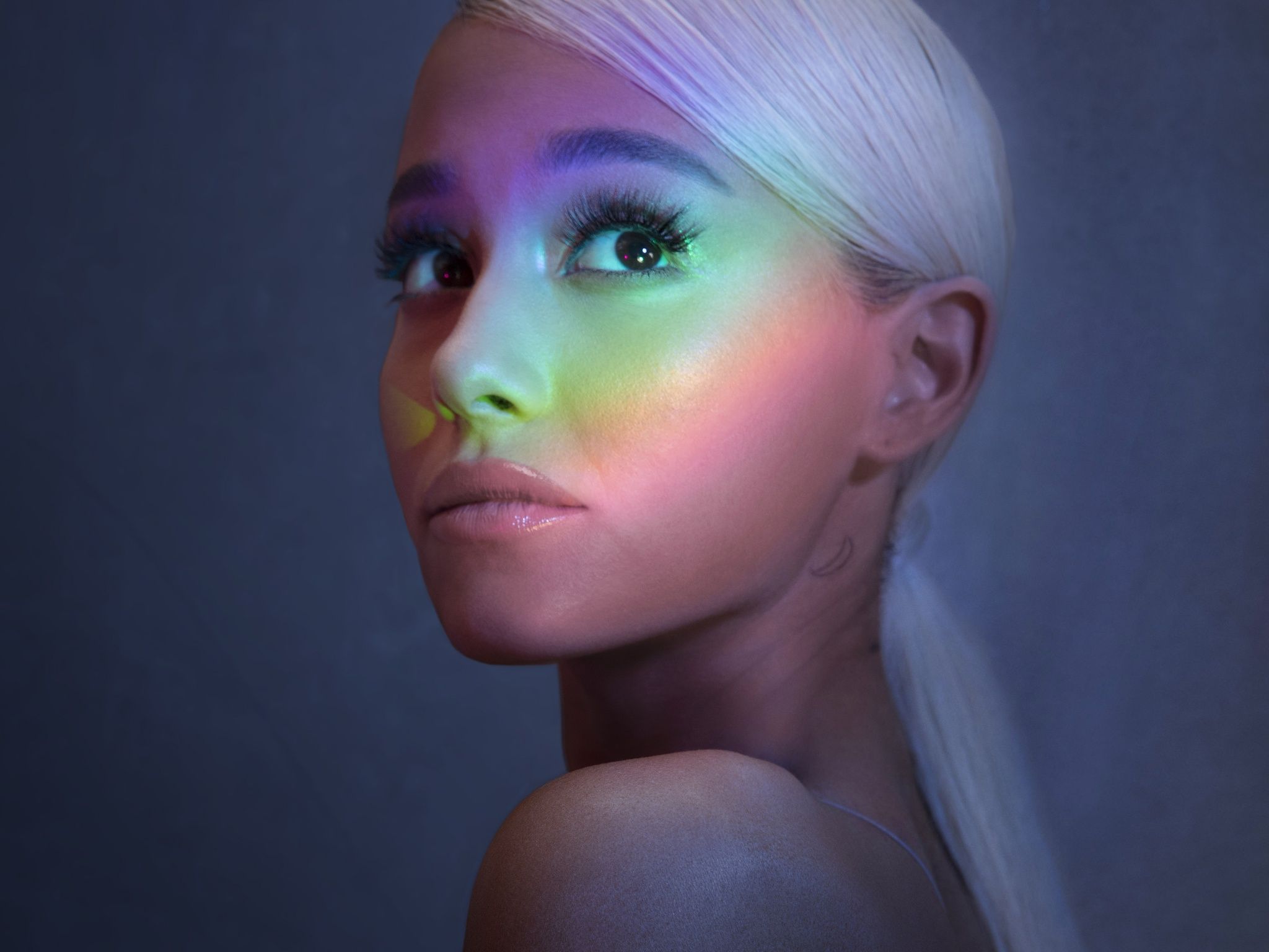 Ariana Grande, Sweetener, Regenbogenlicht, Platinblond, Porträt, Dunkelblau, Tablet-Hintergrundbild