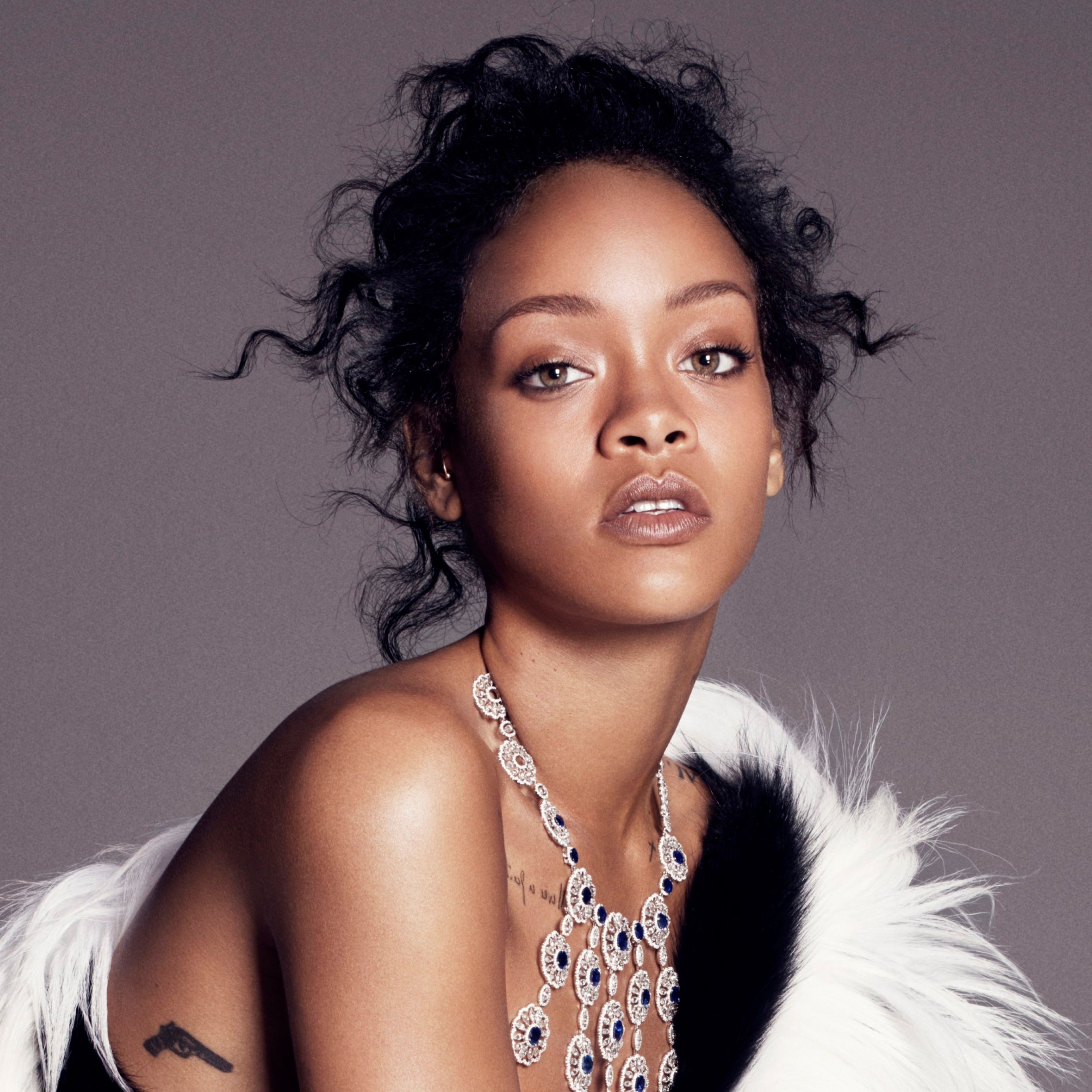 Rihanna, Fotoshooting, Pelz, Kette, Hochsteckfrisur, 2K, Hintergrundbild fürs Tablet