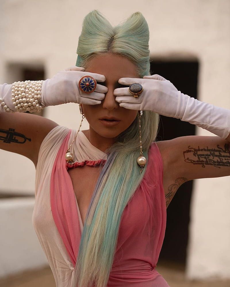Lady Gaga, Pastellhaare, Weiße Handschuhe, Rosa Kleid, Hände vor den Augen, Hintergrundbild fürs iPad