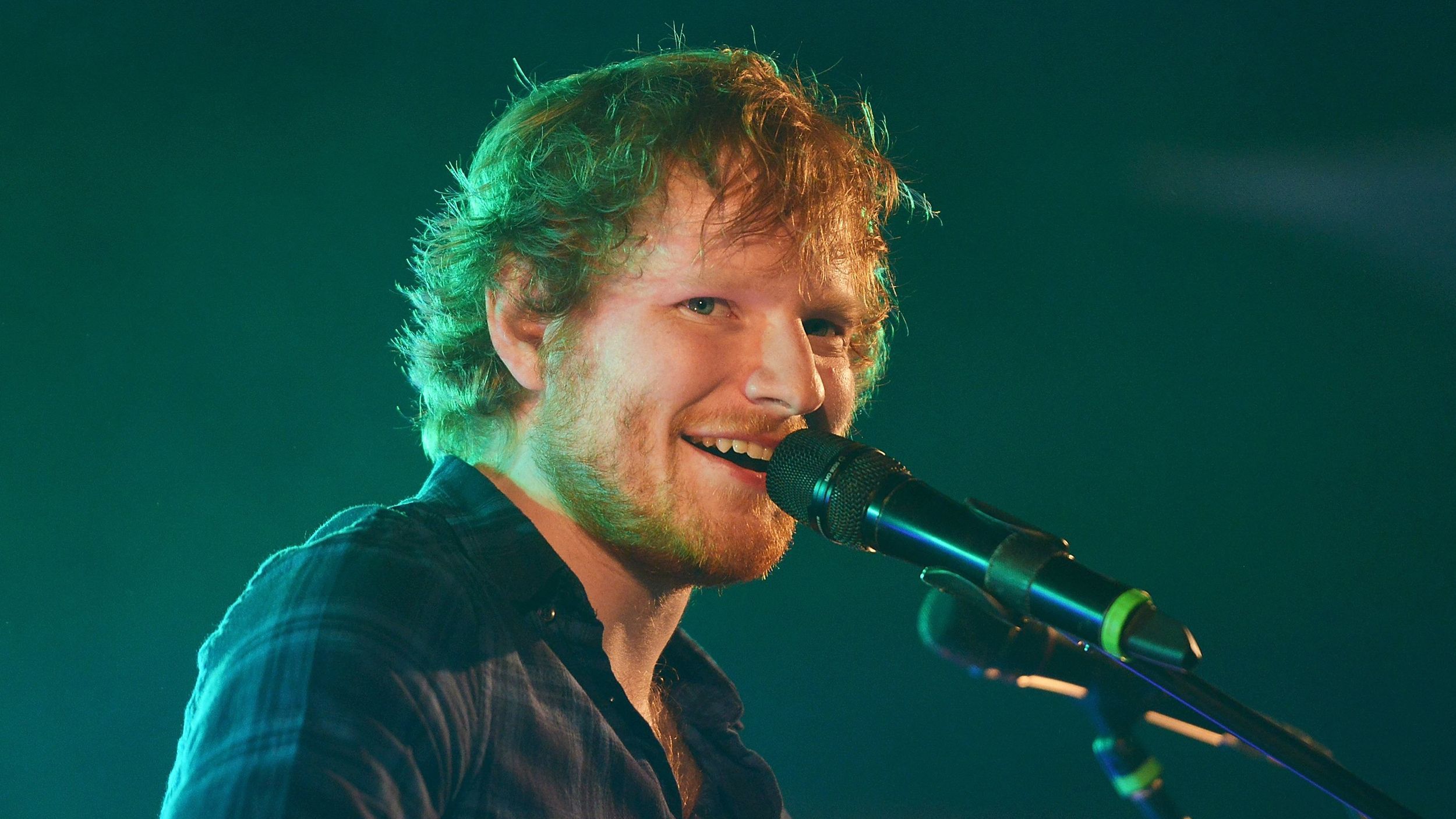 Ed Sheeran, Mikrofon, Konzert, Lächeln, Grünes Licht, 16:9, Full-HD-Hintergrundbild für den Desktop