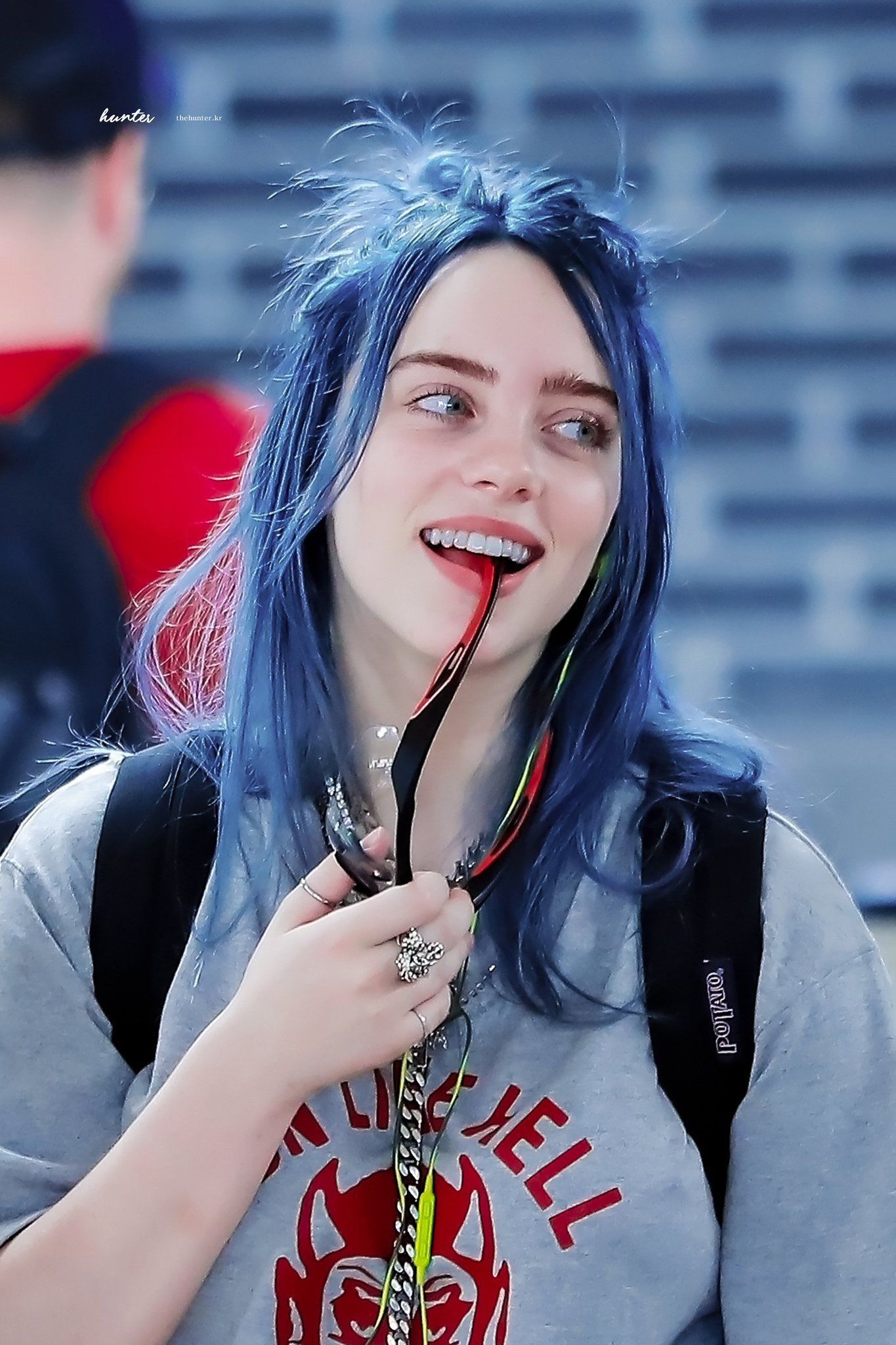 Billie Eilish, Blaue Haare, Lächeln, Porträt, Full HD, Hintergrundbild fürs Handy