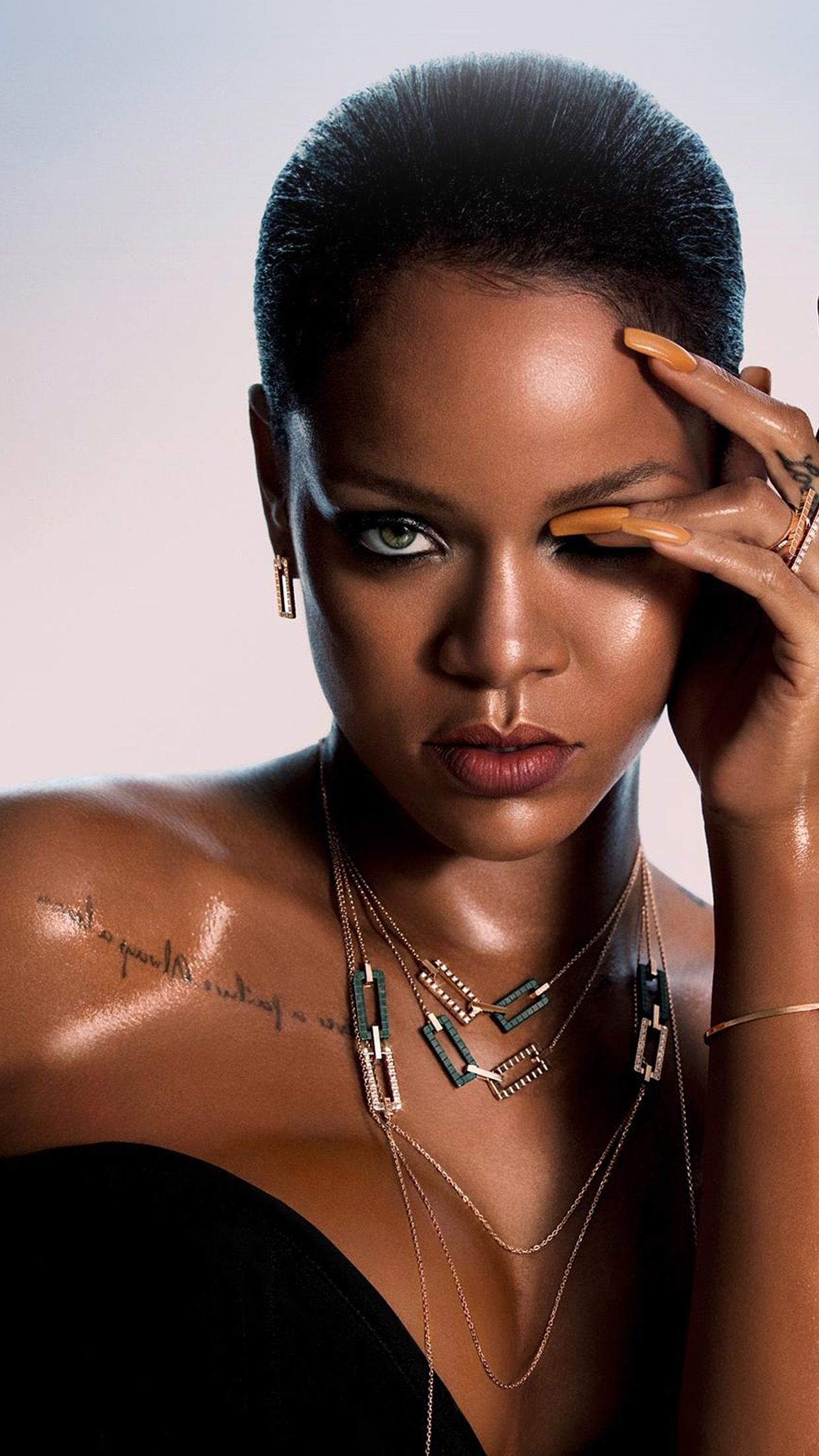 Rihanna, Kurzhaarschnitt, Porträt, Schmuck, Smokey Eyes, Hintergrundbild fürs Handy