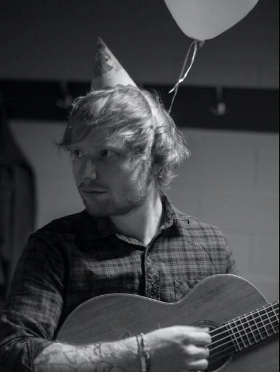 Ed Sheeran, Partyhut, Luftballon, Gitarre, Schwarzweiß, Full HD, iPad-Hintergrundbild