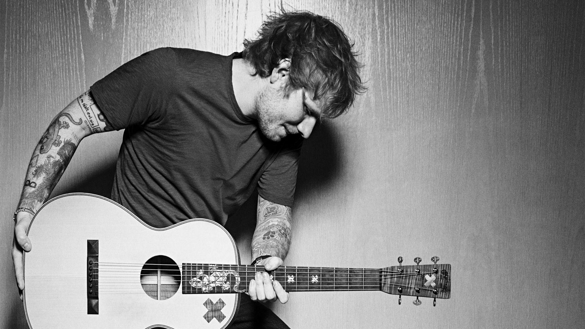 Ed Sheeran, Akustikgitarre, Tattoos, Schwarzweiß, Ziegelwand, Full HD, Laptop-Hintergrundbild