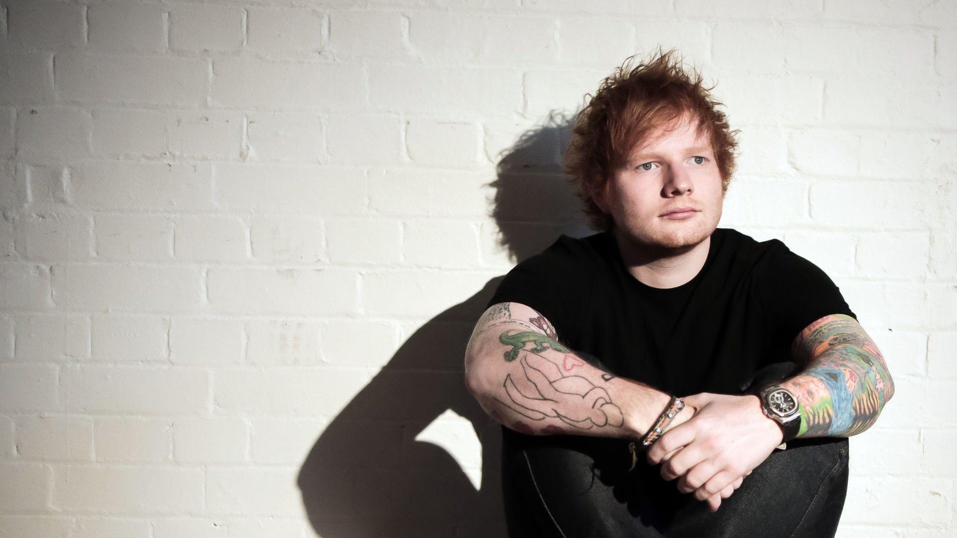 Ed Sheeran, Sitzend, Tattoos, Weiße Ziegelwand, Porträt, Full HD, Desktop-Hintergrund