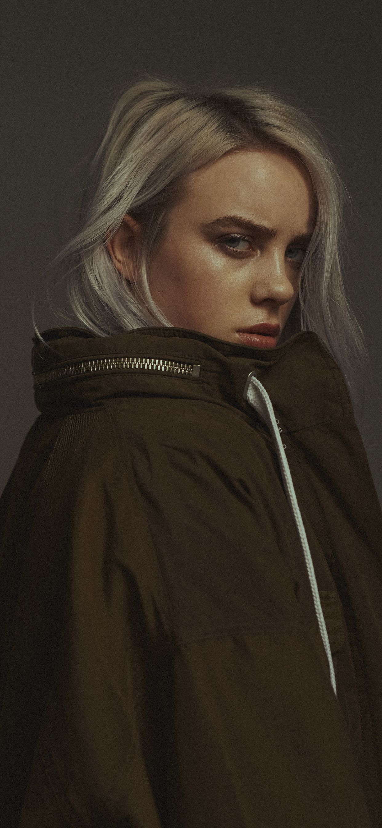 Billie Eilish, Dunkle Jacke, Porträt, Gedeckte Töne, Full HD, Handy-Hintergrund im Hochformat