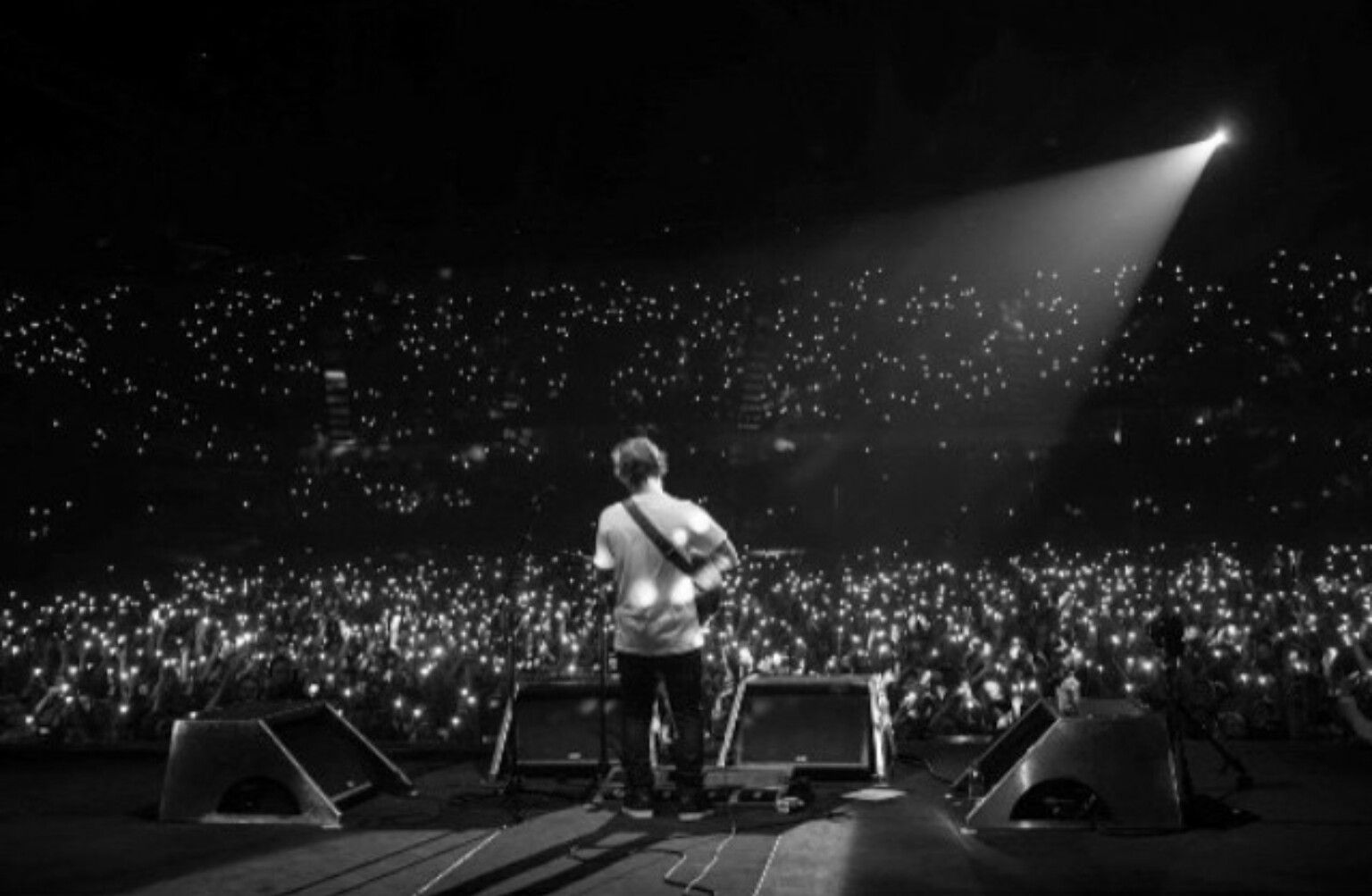 Ed Sheeran, Stadionkonzert, Publikum, Handylichter, Schwarzweiß, HD, Laptop-Hintergrundbild