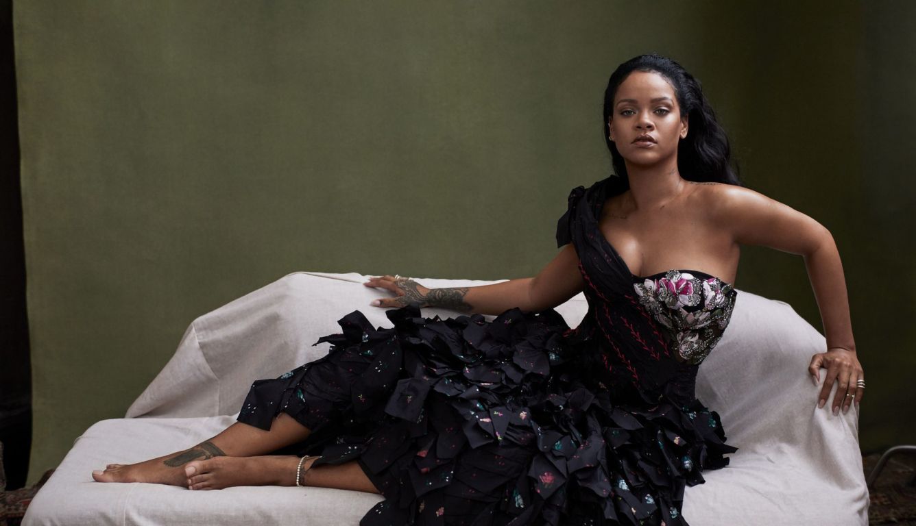Rihanna, Abendkleid, Sofa, Fotoshooting, Olivgrün, HD, Hintergrund für den Desktop