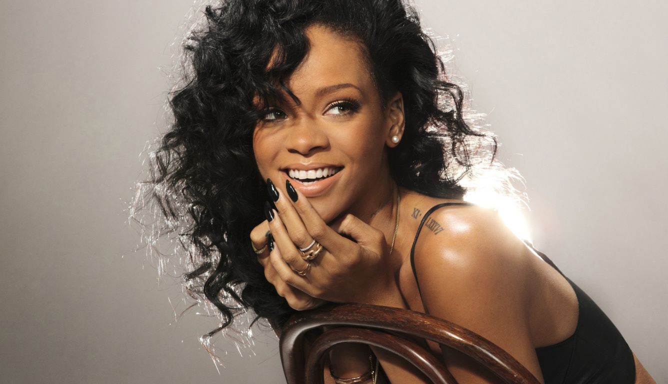 Rihanna, Locken, Lächeln, Fotoshooting, Stuhl, HD, Desktop-Hintergrund für Windows