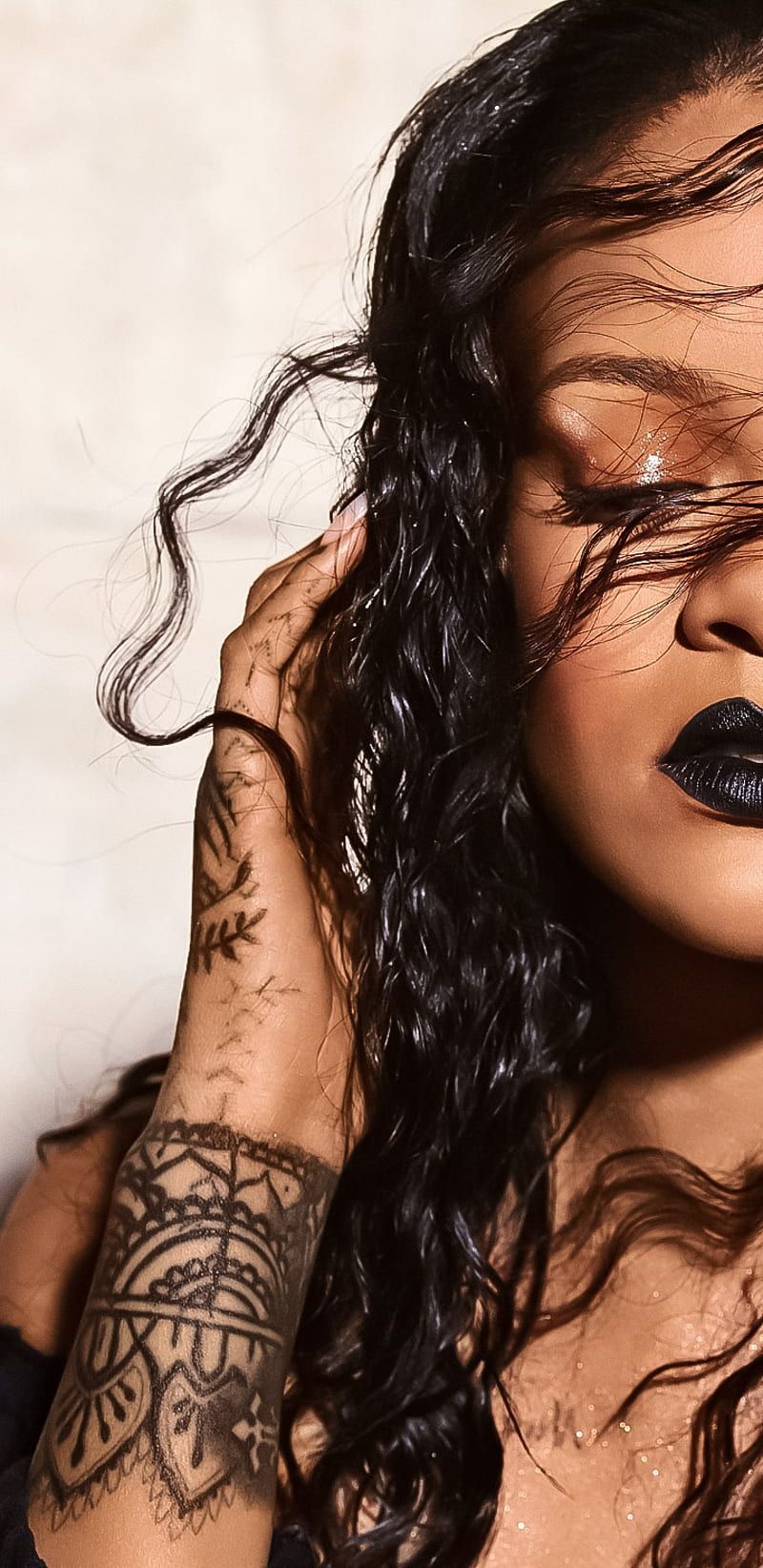 Rihanna, Dunkler Lippenstift, Henna-Tattoo, Locken, HD, Handy-Hintergrund im Hochformat