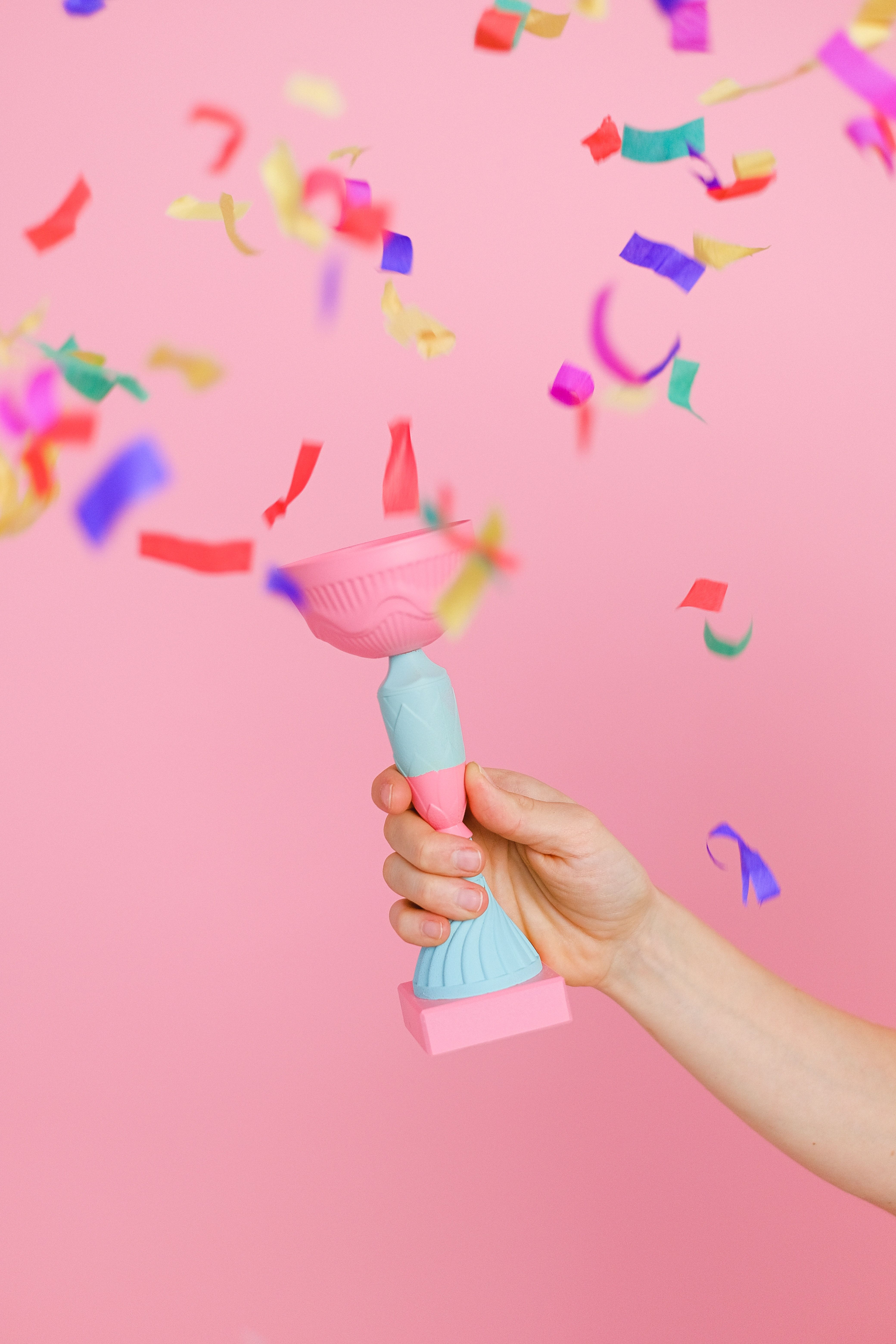 Konfettikanone, Rosa Hintergrund, Hand, Party, Bunt, QHD+, Sperrbildschirm fürs iPhone
