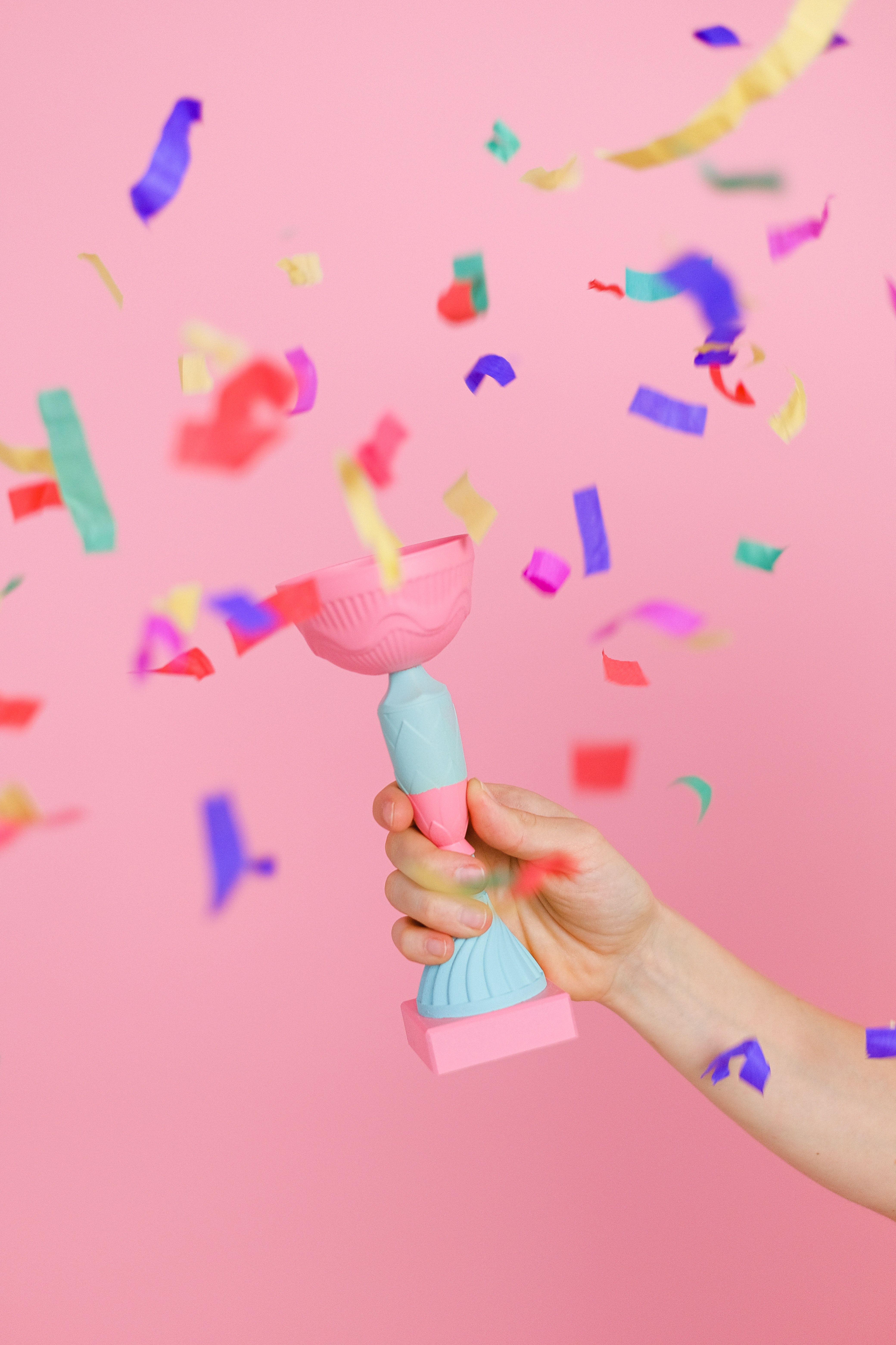 Konfettikanone, Fliegendes Konfetti, Rosa Hintergrund, Hand, Feier, Sperrbildschirm fürs iPhone