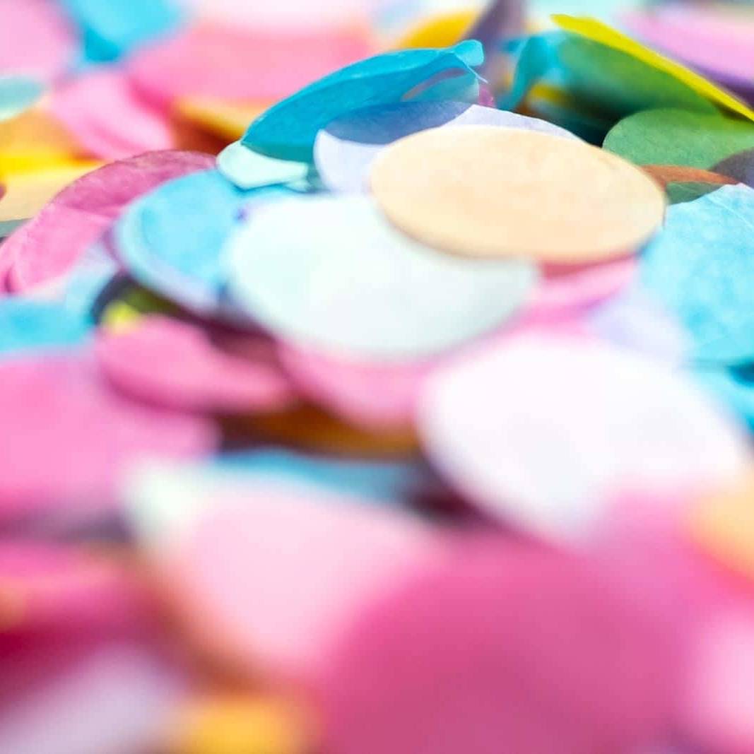 Papierkonfetti, Pastellfarben, Nahaufnahme, Unschärfe, Rund, Hintergrundbild fürs Tablet