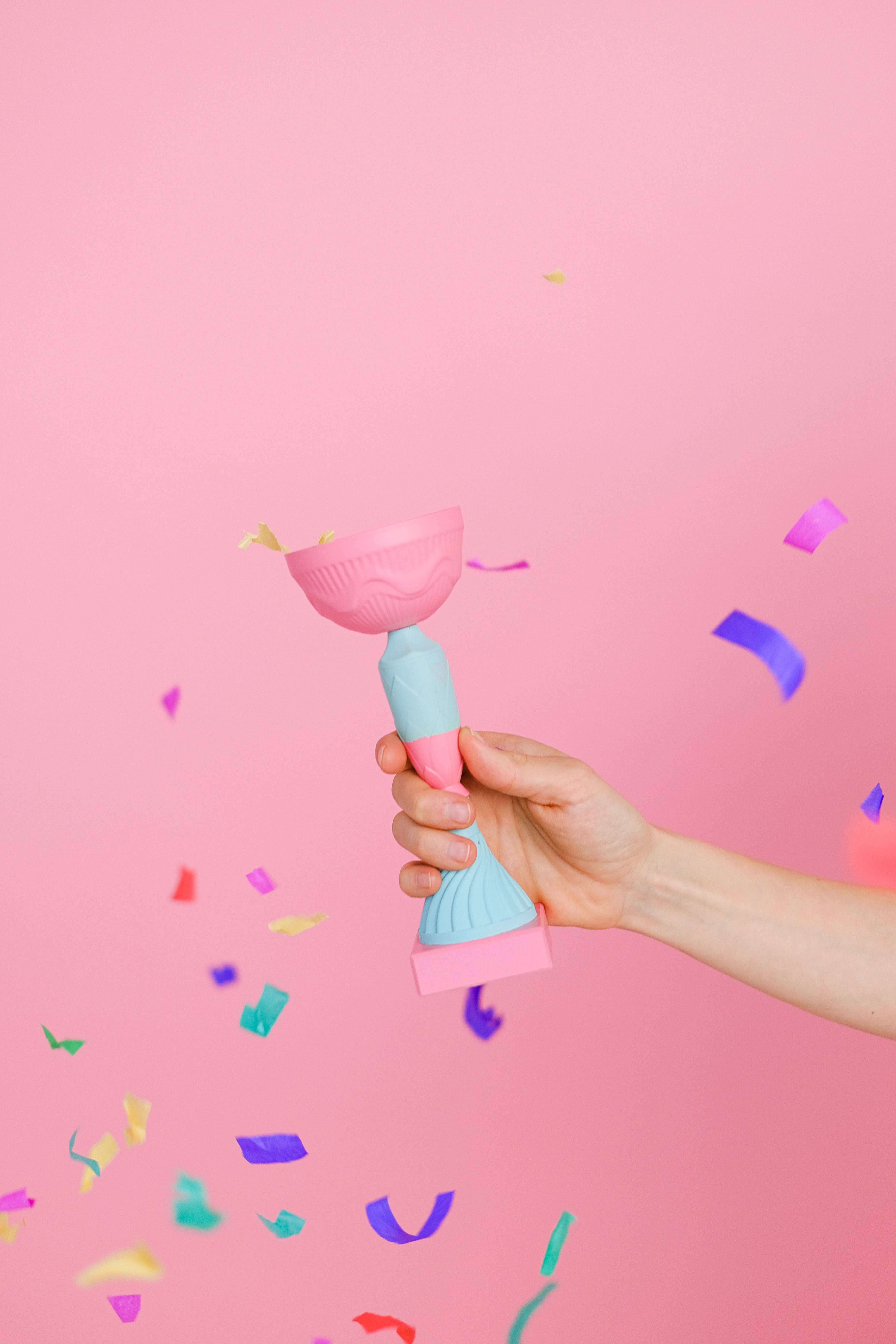 Konfettikanone, Rosa Hintergrund, Hand, Party, Luftschlangen, Sperrbildschirm fürs iPhone