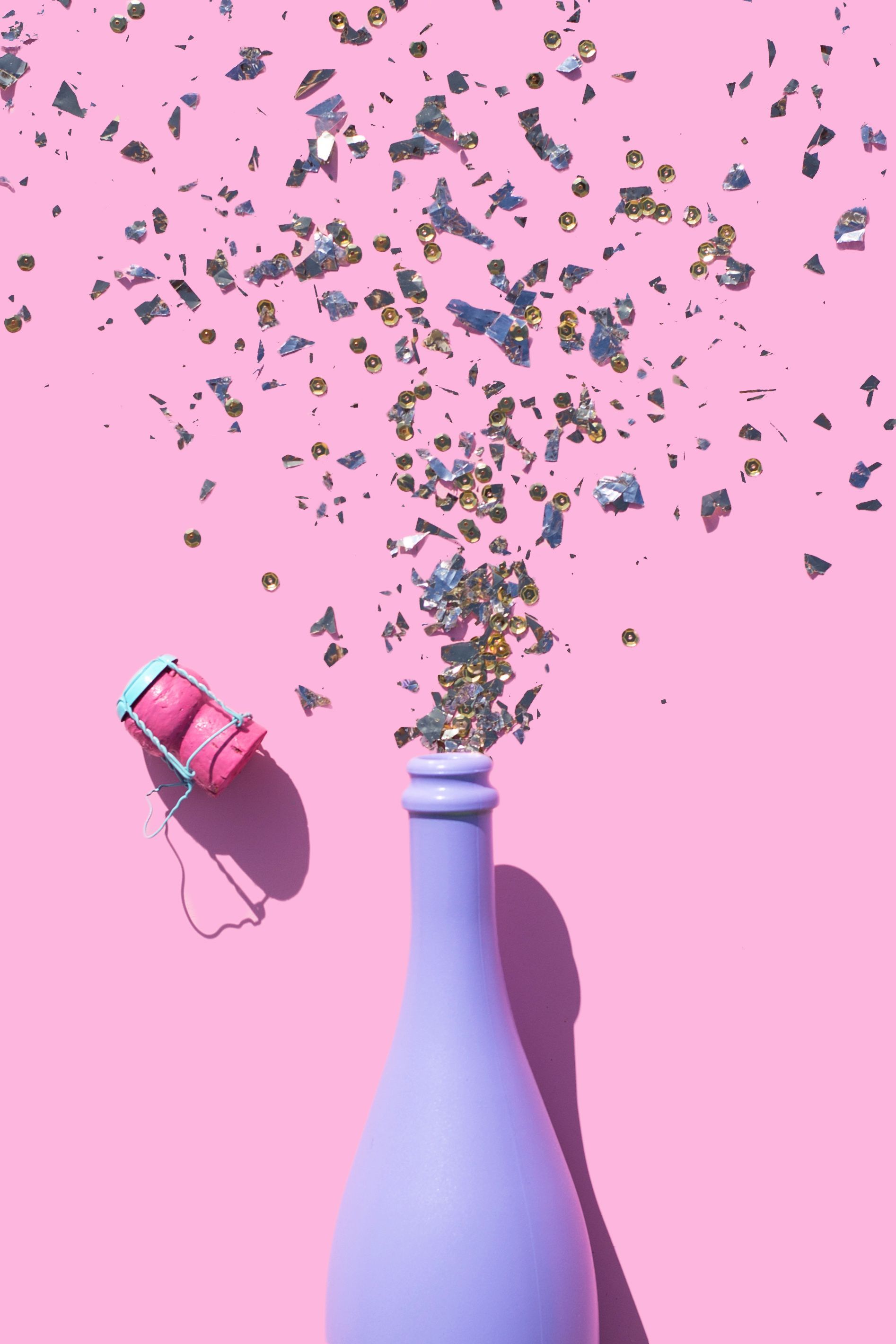 Sektflasche, Explodierendes Konfetti, Rosa Hintergrund, Feier, Lila, QHD+ Wallpaper