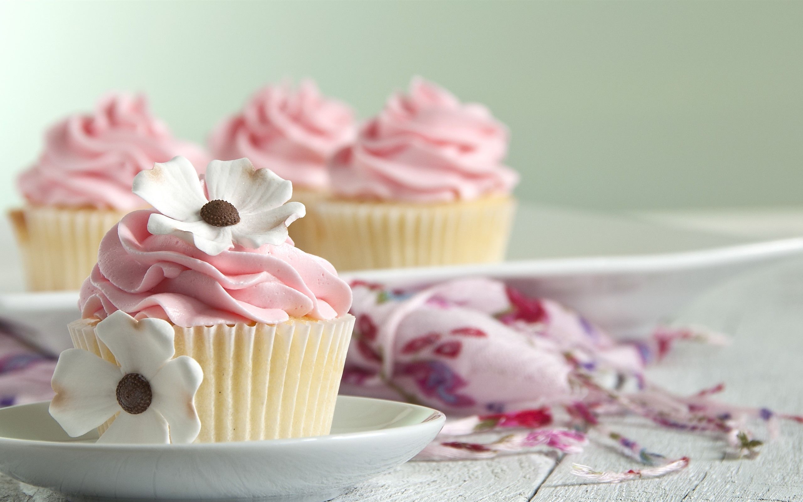 Cupcakes, Rosa Frosting, Zuckerblumen, Gebäck, Süßigkeiten, 2K, Desktop-Hintergrund
