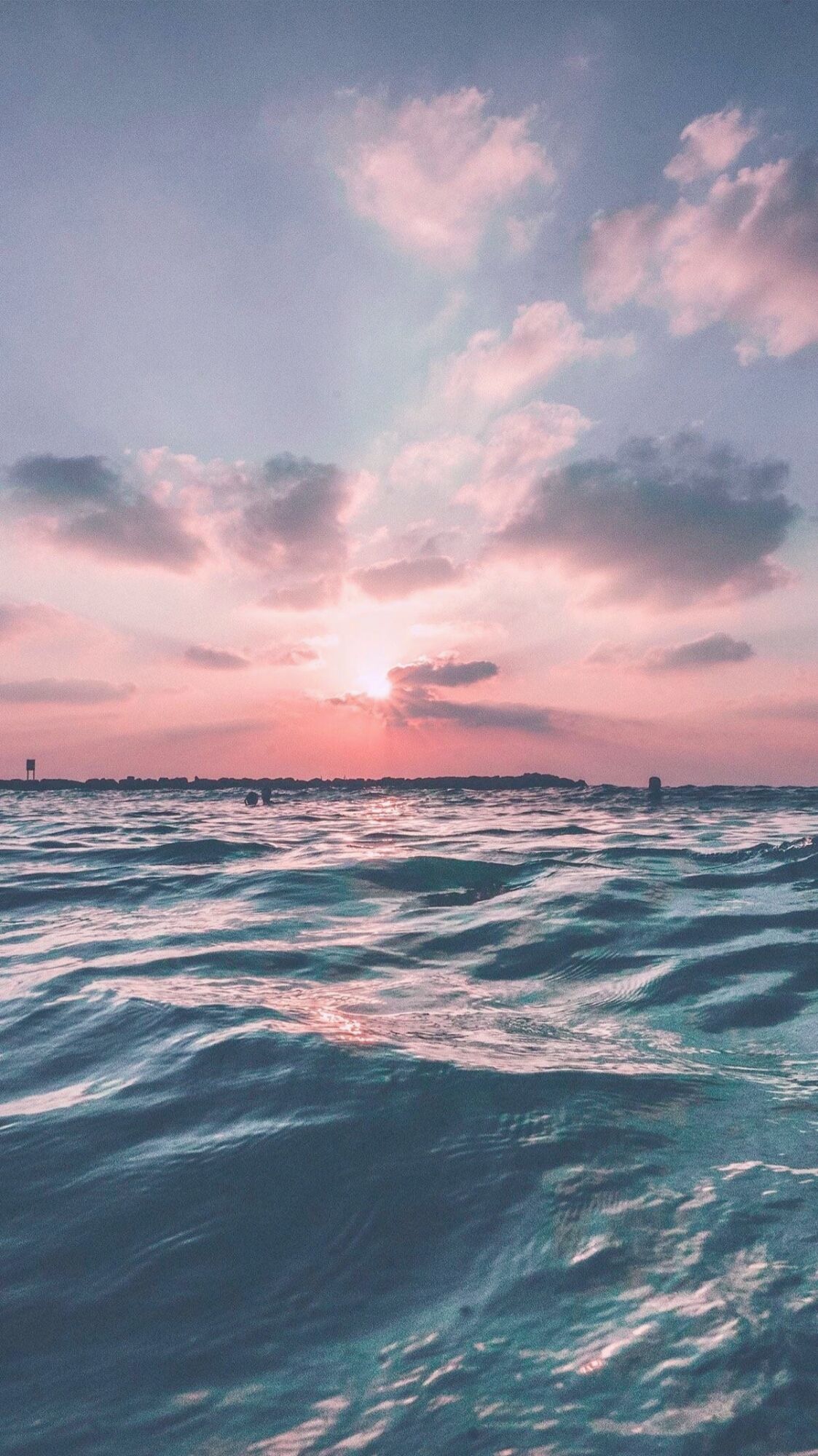 Meer, Sonnenuntergang, Rosa Wolken, Wellen, Pastell, Full HD, Handy-Hintergrund im Hochformat
