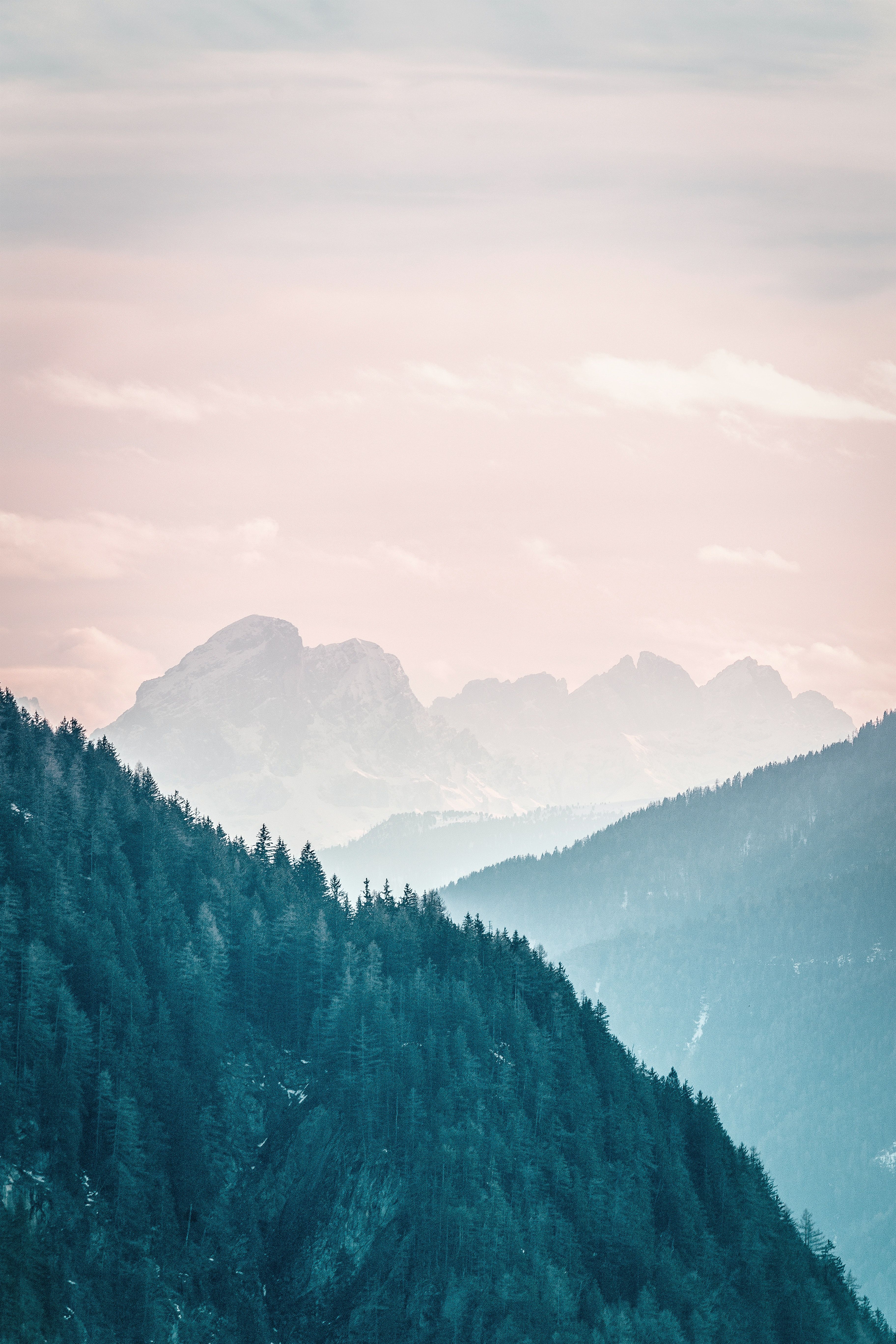 Bergketten, Bewaldete Hänge, Rosa Himmel, Türkis, Dunst, Sperrbildschirm fürs iPhone