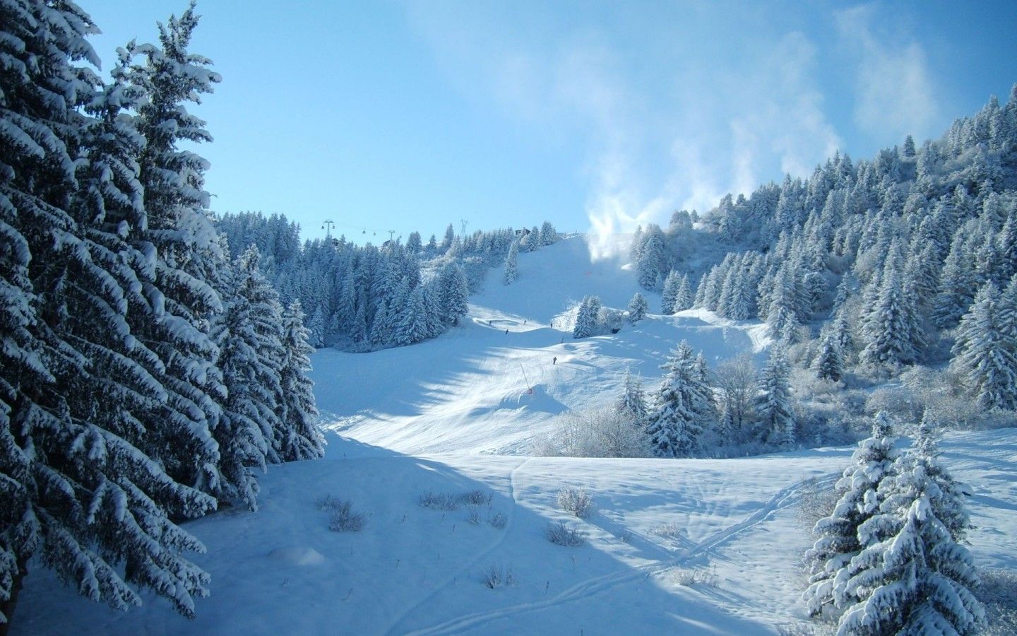 Winterlandschaft, Schnee, Tannen, Verschneiter Wald, Hang, Blauer Himmel, HD, MacBook-Hintergrundbild