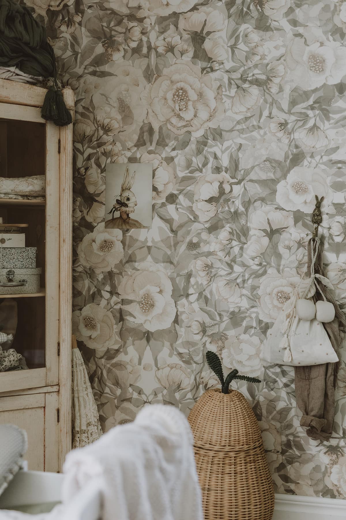Florale Tapete, Zimmer, Regal, Rattankorb, Interieur, Full HD, Sperrbildschirm fürs iPhone
