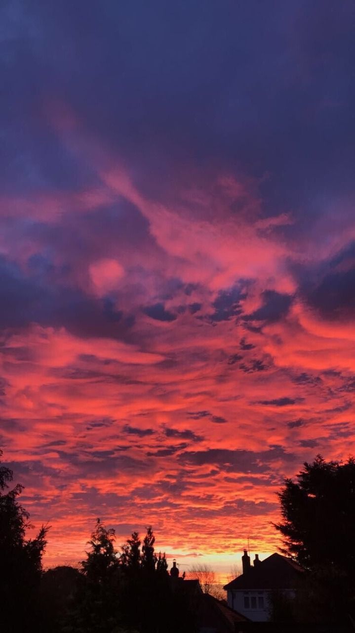 Roter Himmel, Wolken, Abendrot, Lila, Dramatisch, Hochformat, Hintergrundbild fürs Smartphone