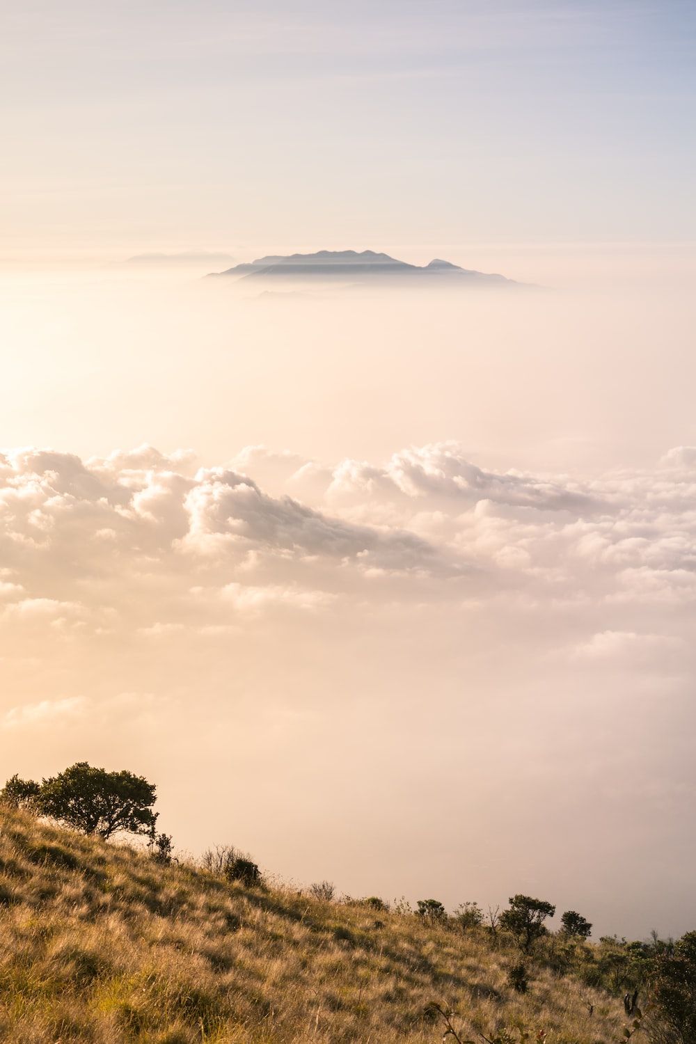Wolkenmeer, Hügel, Pastellhimmel, Dunst, Minimalismus, HD, Hintergrundbild fürs Handy