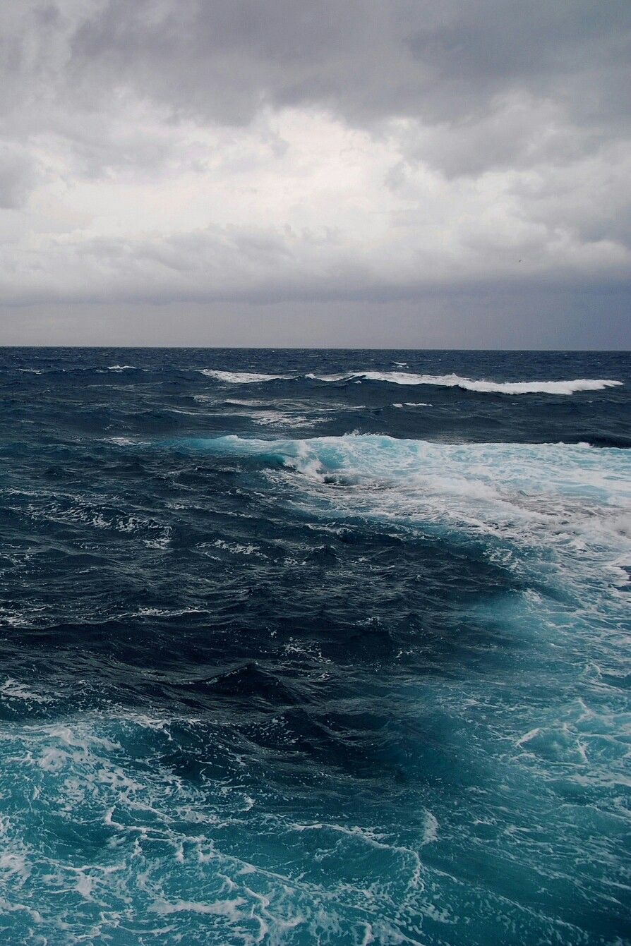 Meer, Sturm, Bewölkter Himmel, Wellen, Dunkel, Hintergrundbild für iPhone und Android