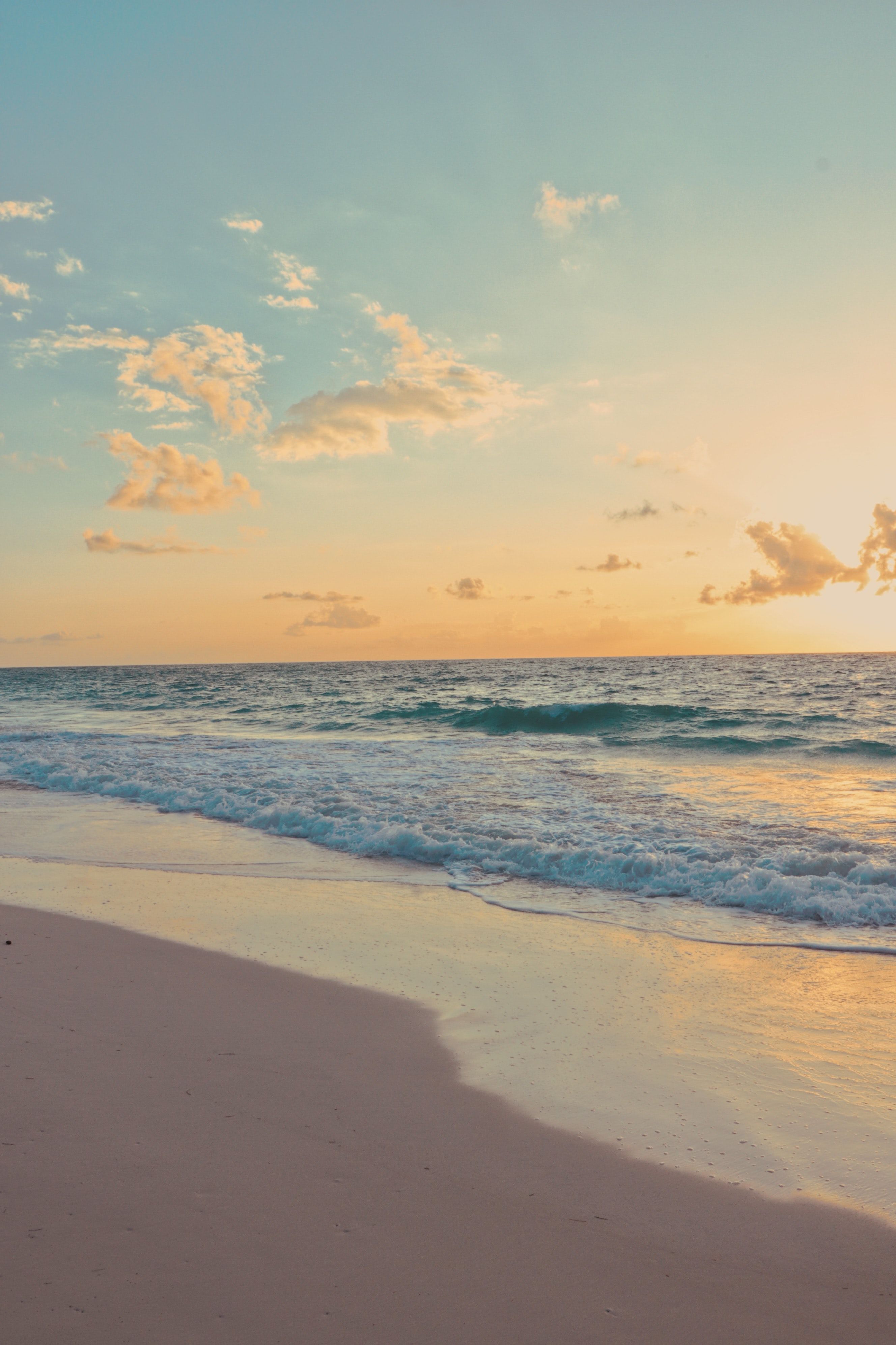 Sandstrand, Sonnenuntergang, Wellen, Wolken, Goldene Stunde, QHD+, Handy-Hintergrundbild