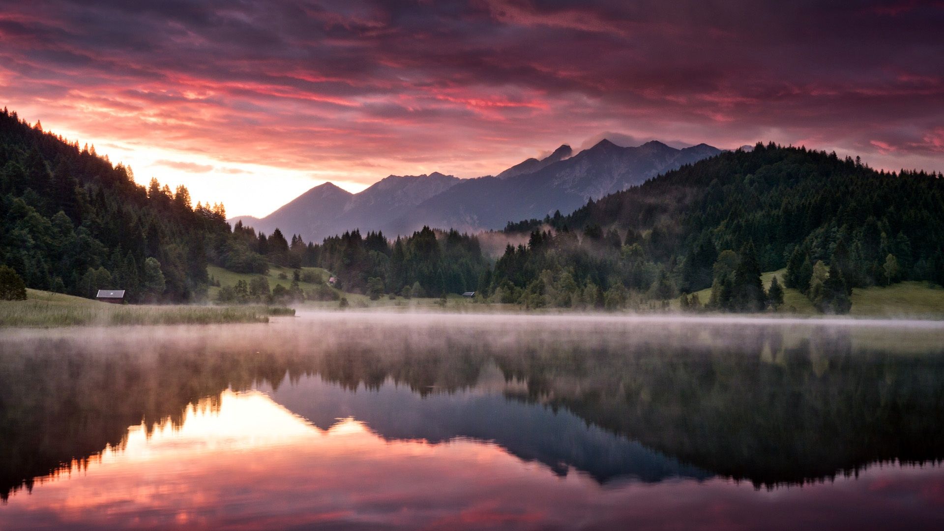Bergsee, Spiegelung, Morgennebel, Rosa Wolken, Wald, Full HD 1080p, Desktop-Hintergrundbild
