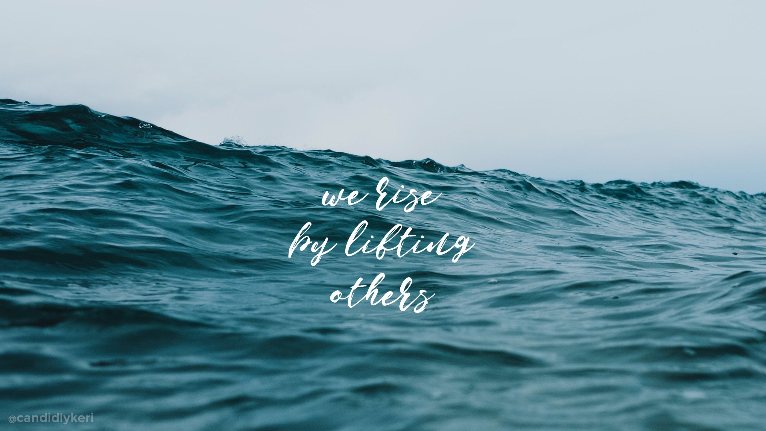 We rise by lifting others, Zitat, Meer, Wellen, Petrol, 2560x1440, 2K-Hintergrundbild für PC