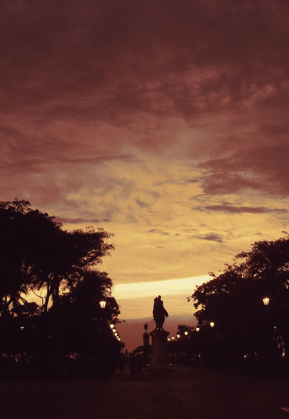 Silhouette, Bäume, Roter Himmel, Dämmerung, Person, Hintergrundbild für iPad und Tablet