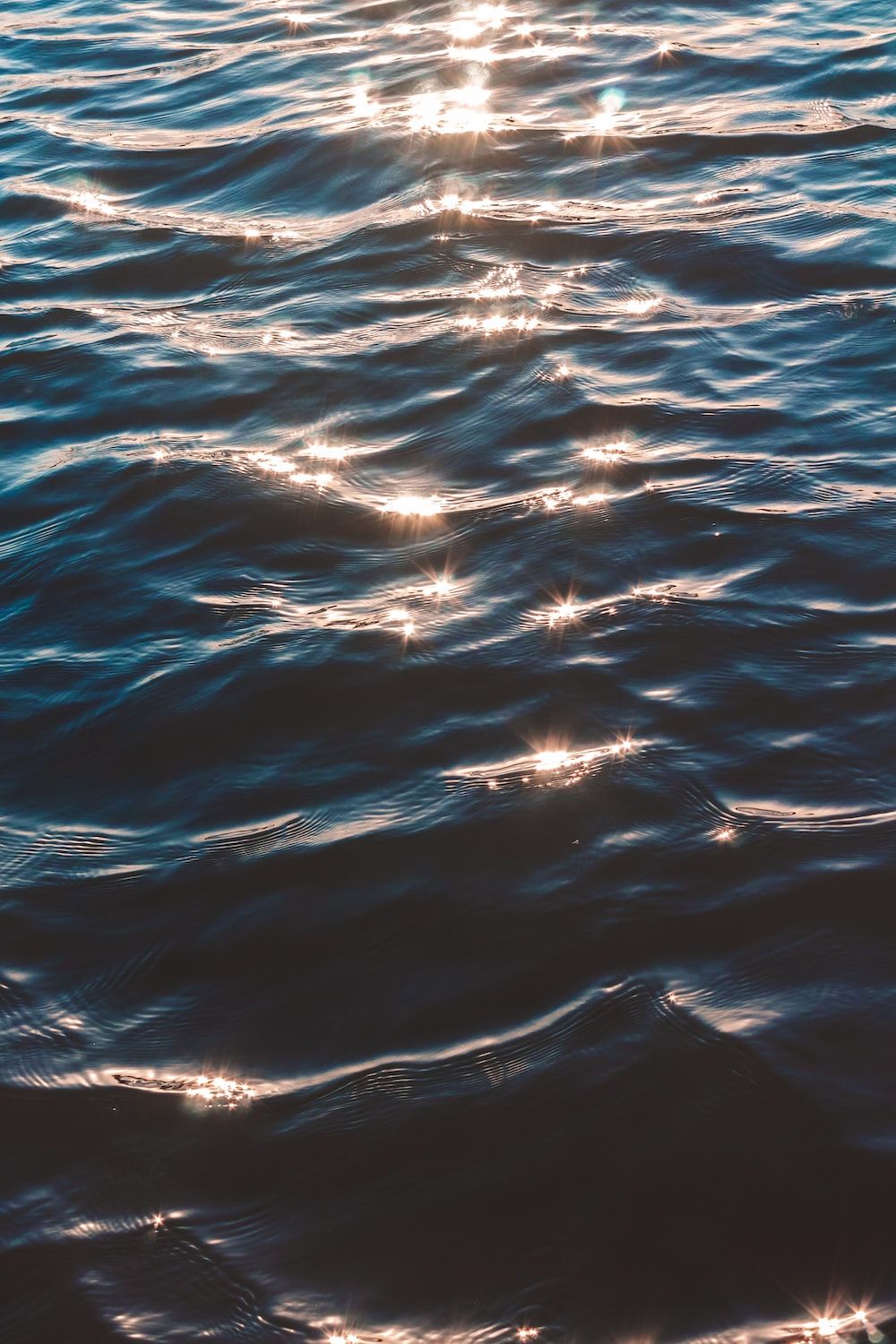 Wasseroberfläche, Sonnenglitzern, Dunkel, Wellen, Abendlicht, Android-Hintergrundbild