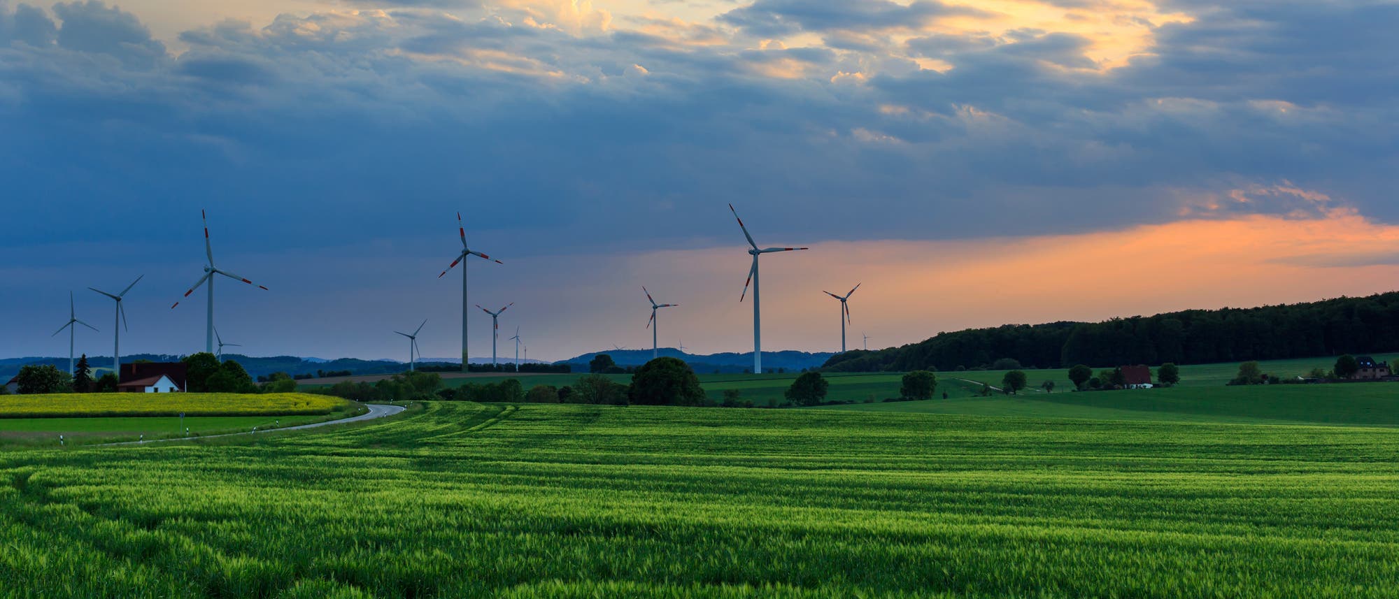 Windräder, Windpark, Grünes Feld, Wolken, Sonnenuntergang, Full HD, Desktop-Hintergrund