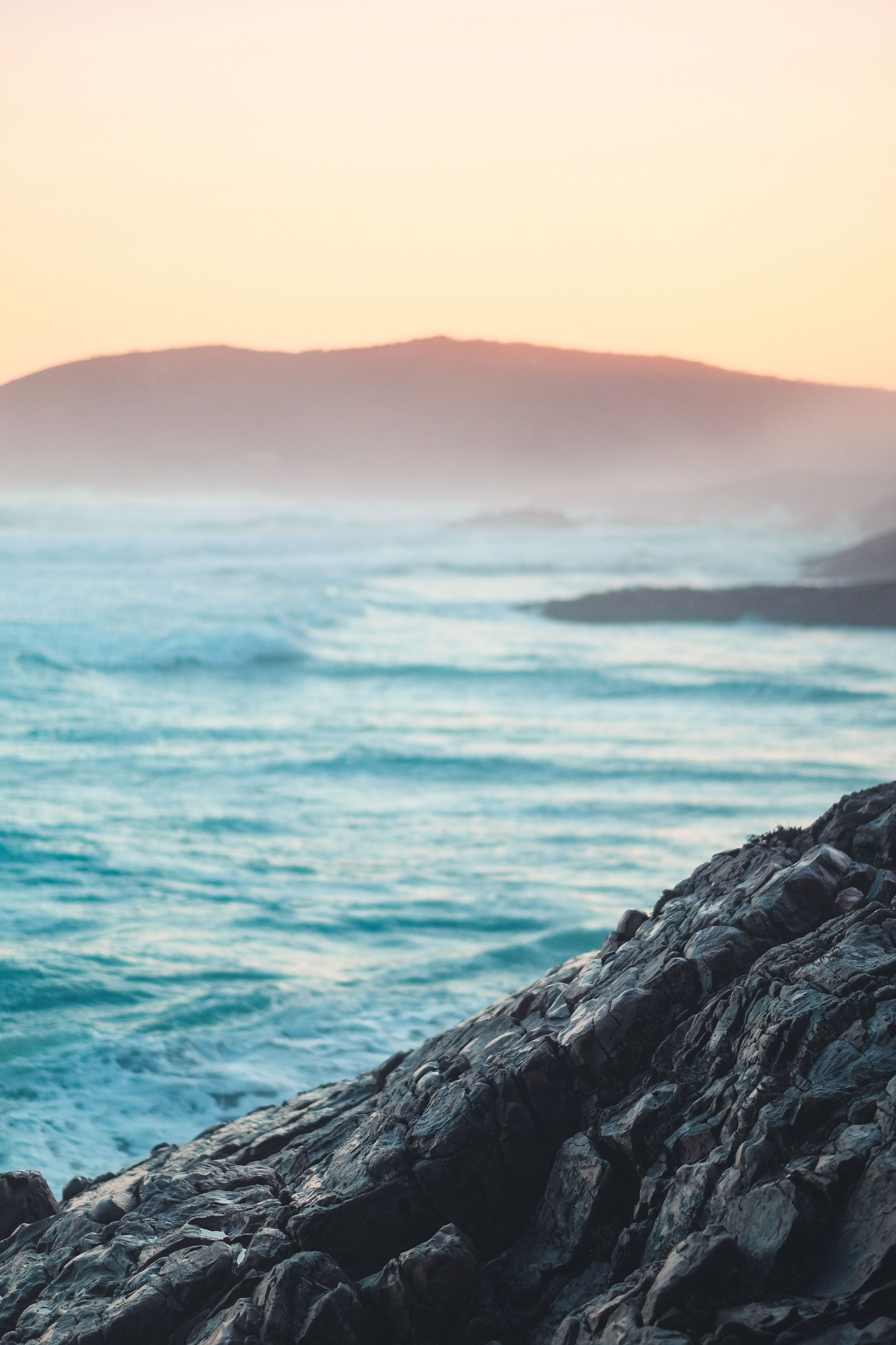 Felsenküste, Meer, Wellen, Dunst, Pastell, QHD+, Hintergrundbild fürs Handy
