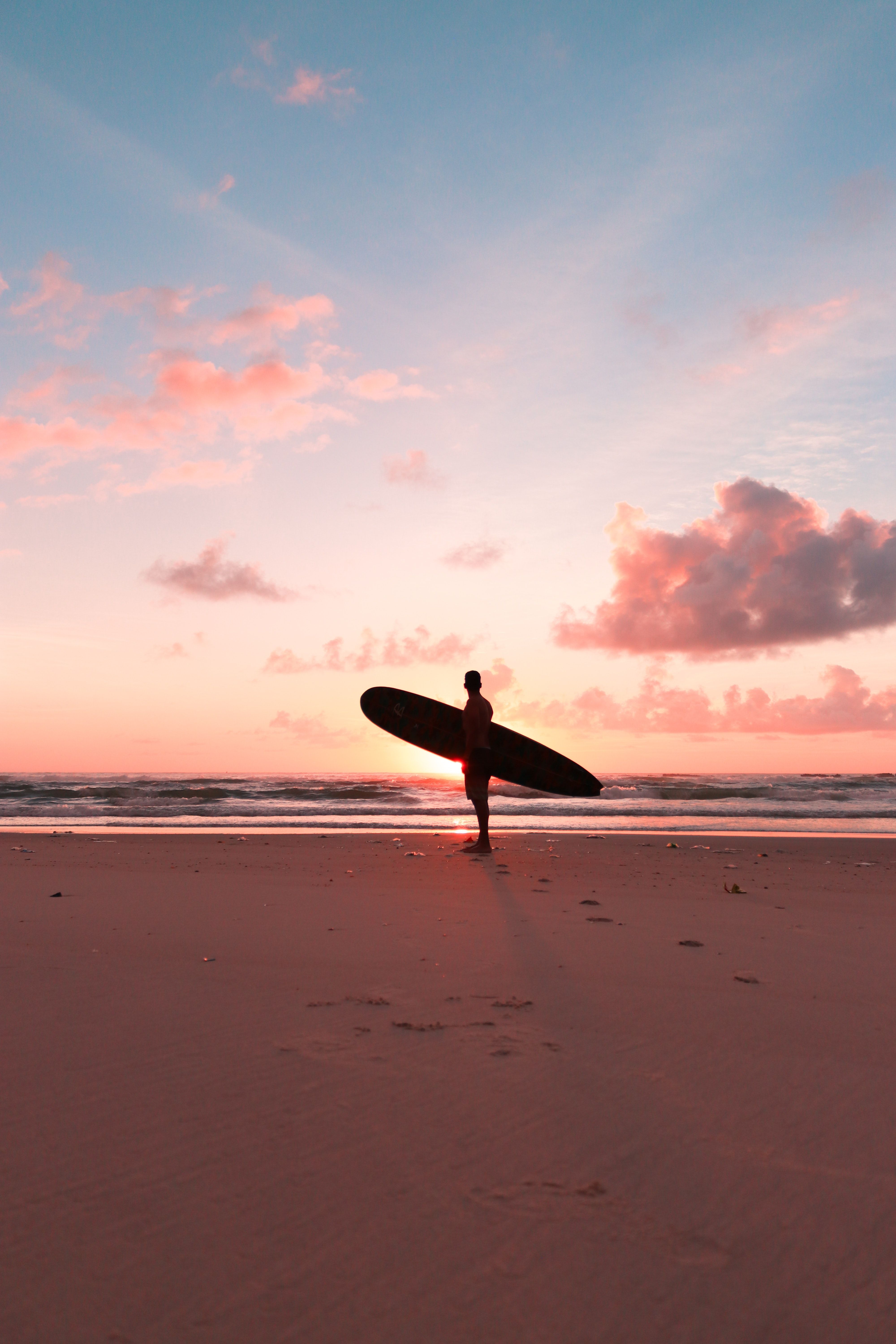 Surfer, Surfbrett, Silhouette, Strand, Pastellhimmel, QHD+, Hintergrundbild fürs Handy
