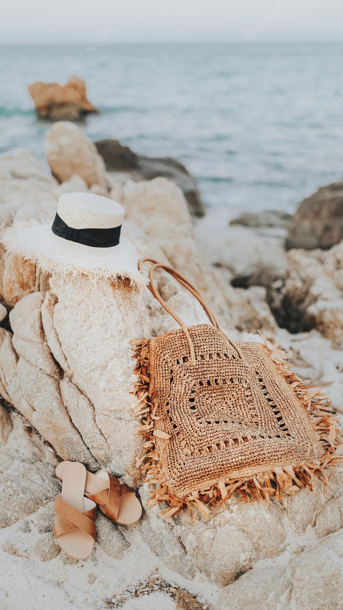 Strohhut, Strandtasche, Felsen, Meer, Urlaub, Full HD, Hintergrundbild fürs Handy