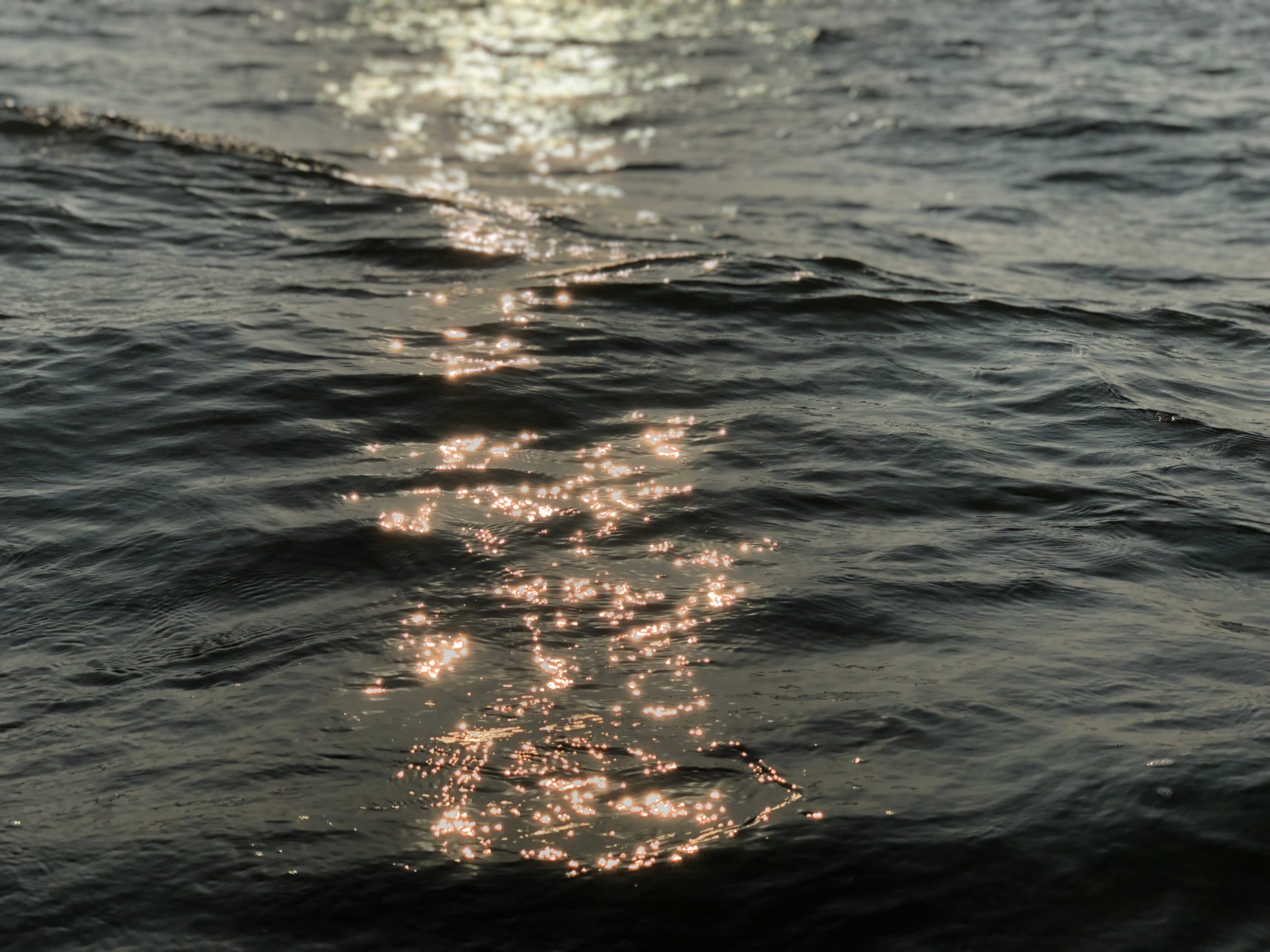 Wasseroberfläche, Sonnenglitzern, Dunkel, Wellen, 2K, Hintergrundbild fürs Tablet