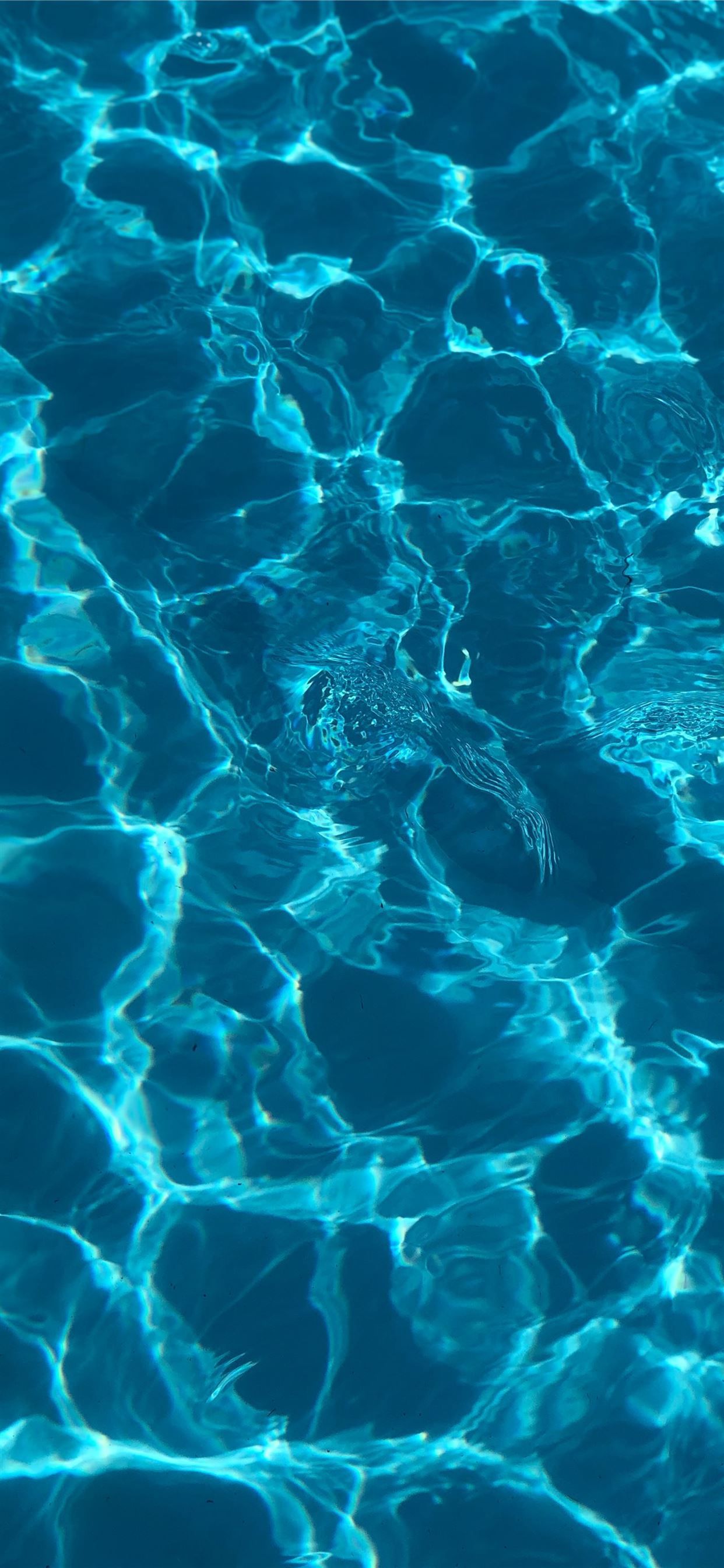 Wasseroberfläche, Lichtreflexe, Türkis, Textur, Pool, Full HD, Handy-Hintergrund im Hochformat