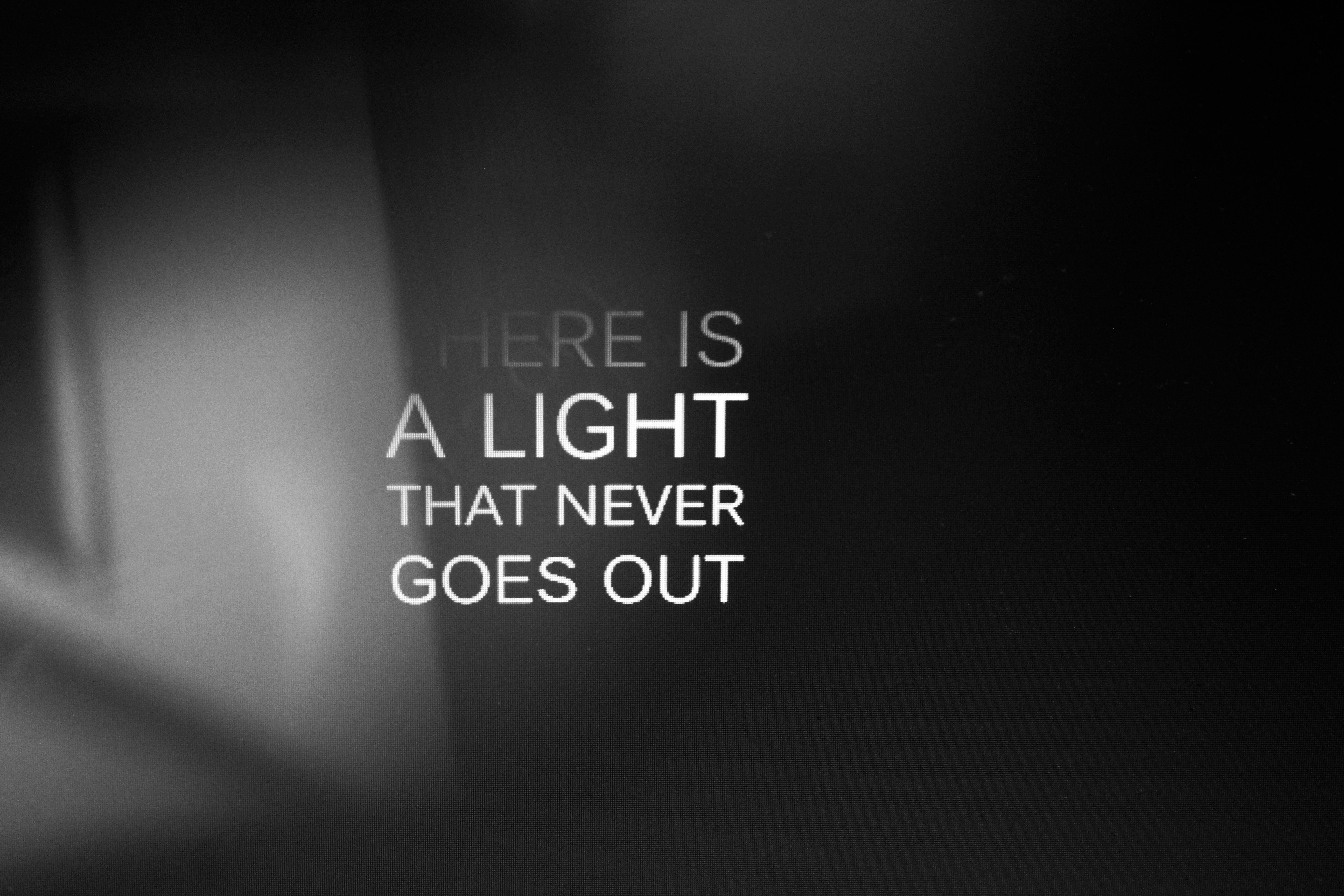 There is a light that never goes out, Songzitat, Lichtschein, Dunkel, Schwarz-Weiß, 5K-Desktop-Hintergrund