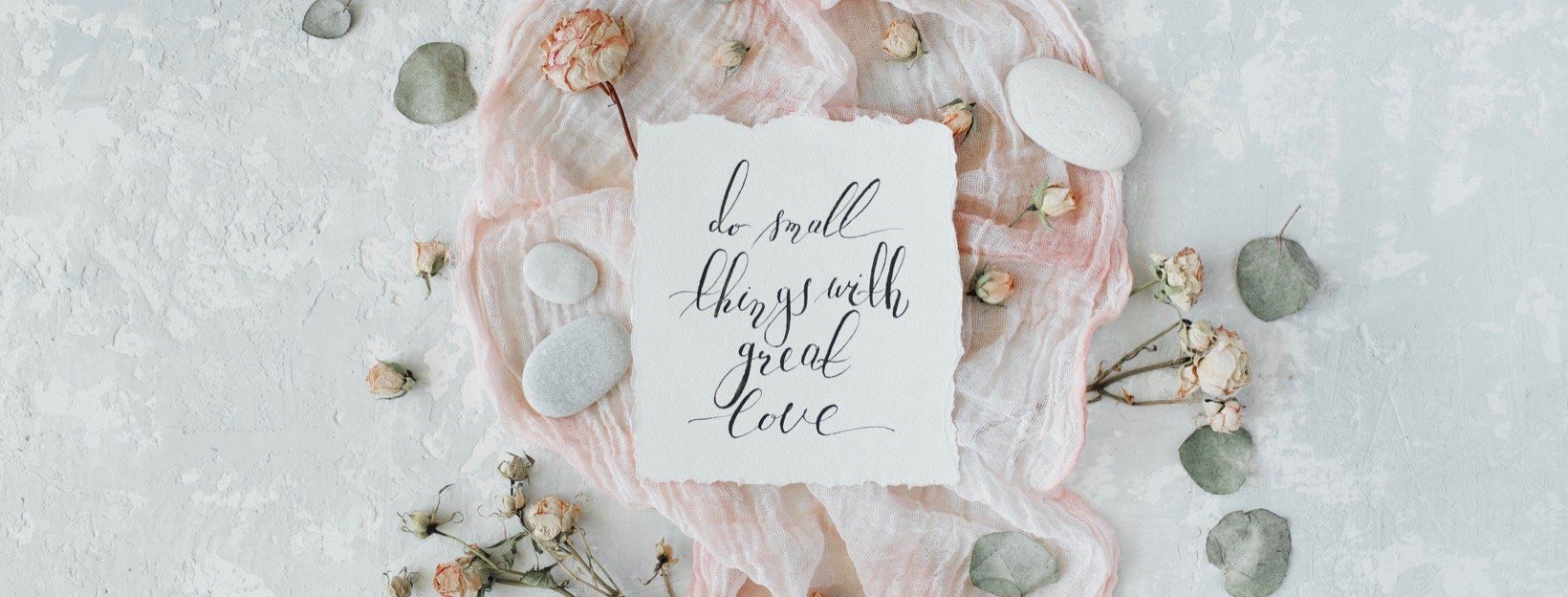 Do small things with great love, Steine, Trockenblumen, Flatlay, Handschrift, HD-PC-Hintergrundbild