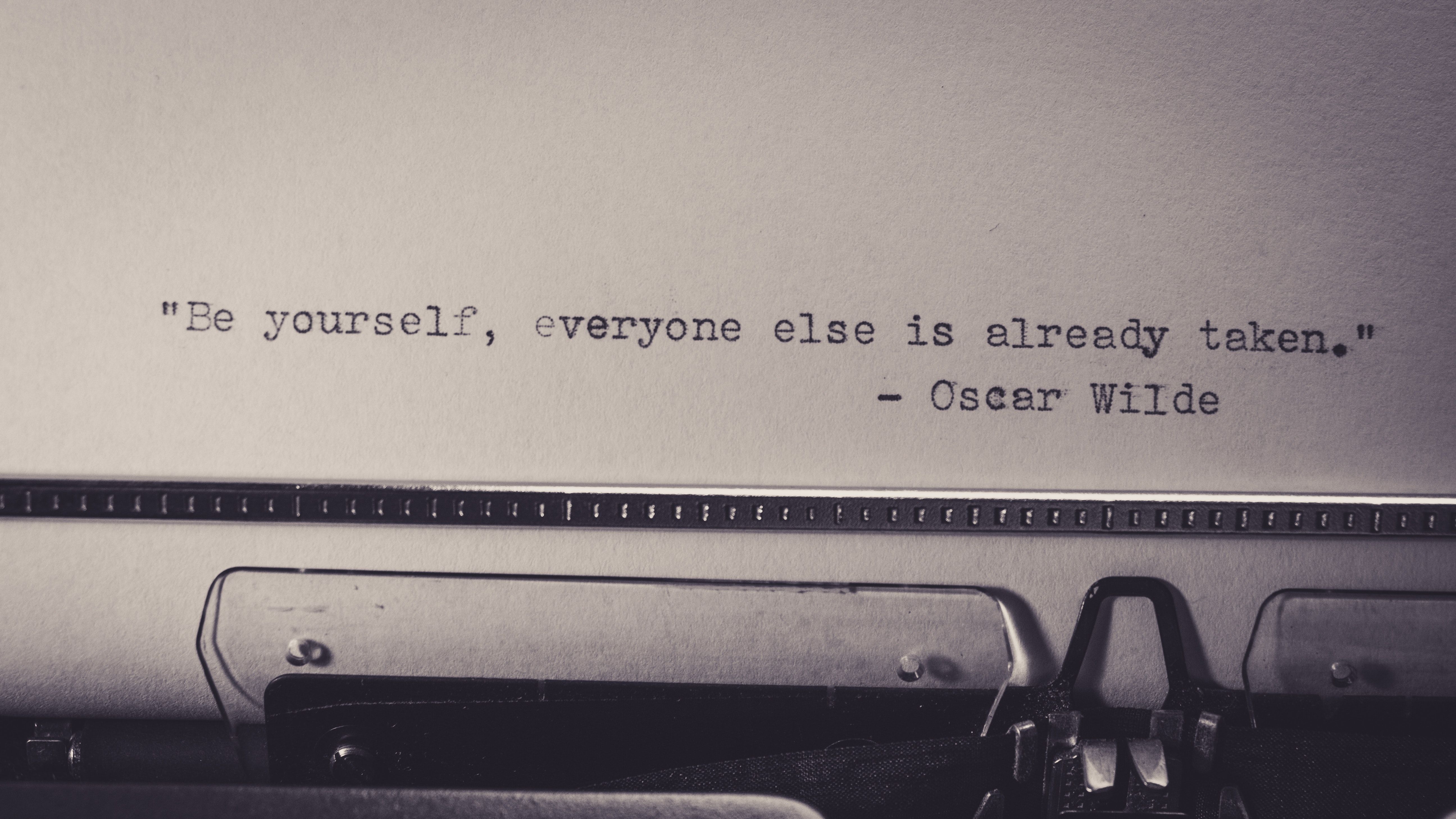 Oscar Wilde, Be yourself, everyone else is already taken, Schreibmaschine, Zitat, Sepia, 5K-Hintergrund