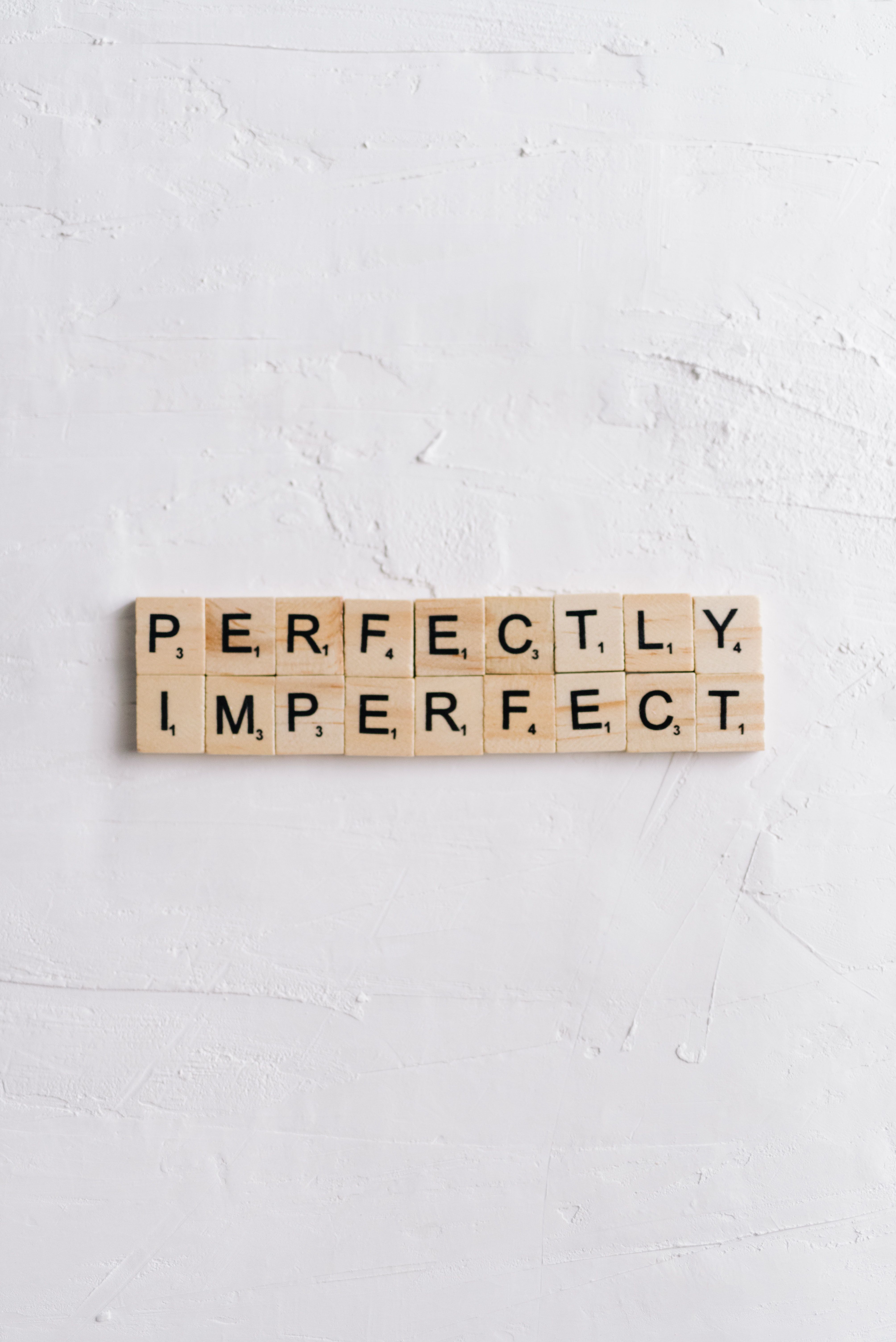 Perfectly imperfect, Scrabble-Steine, Buchstabenwürfel, Weißer Hintergrund, QHD+ Wallpaper